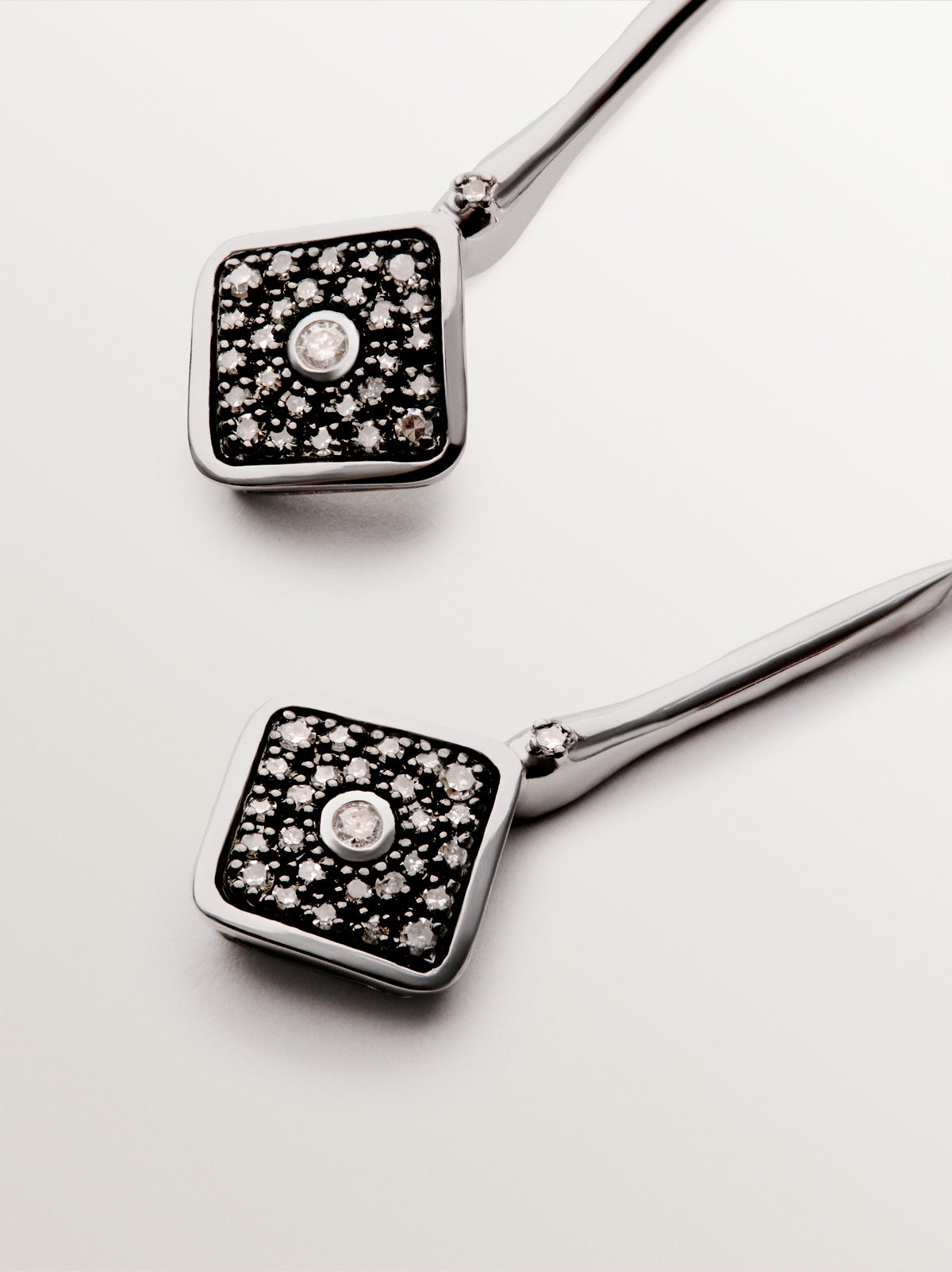 Pendientes largos de oro blanco de 9K con forma de rombo y diamantes