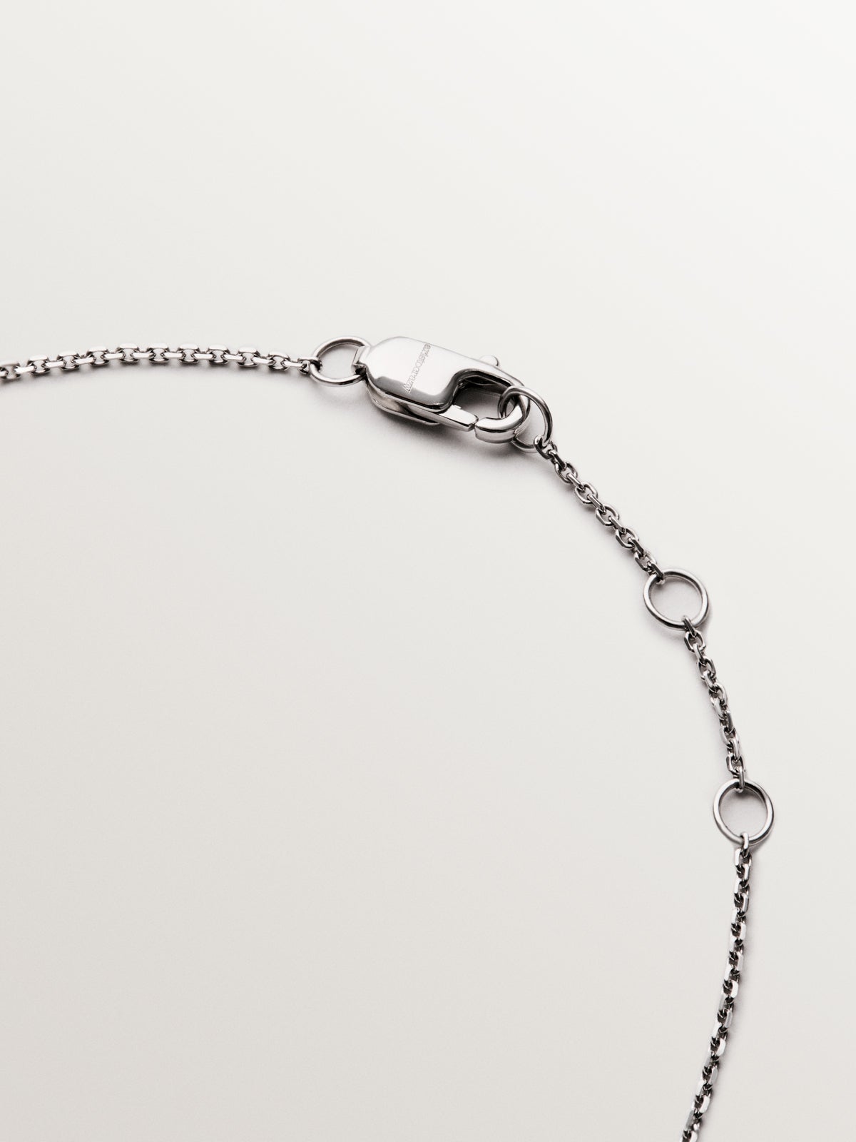 Pulsera de oro blanco de 9K con forma rombo y diamantes