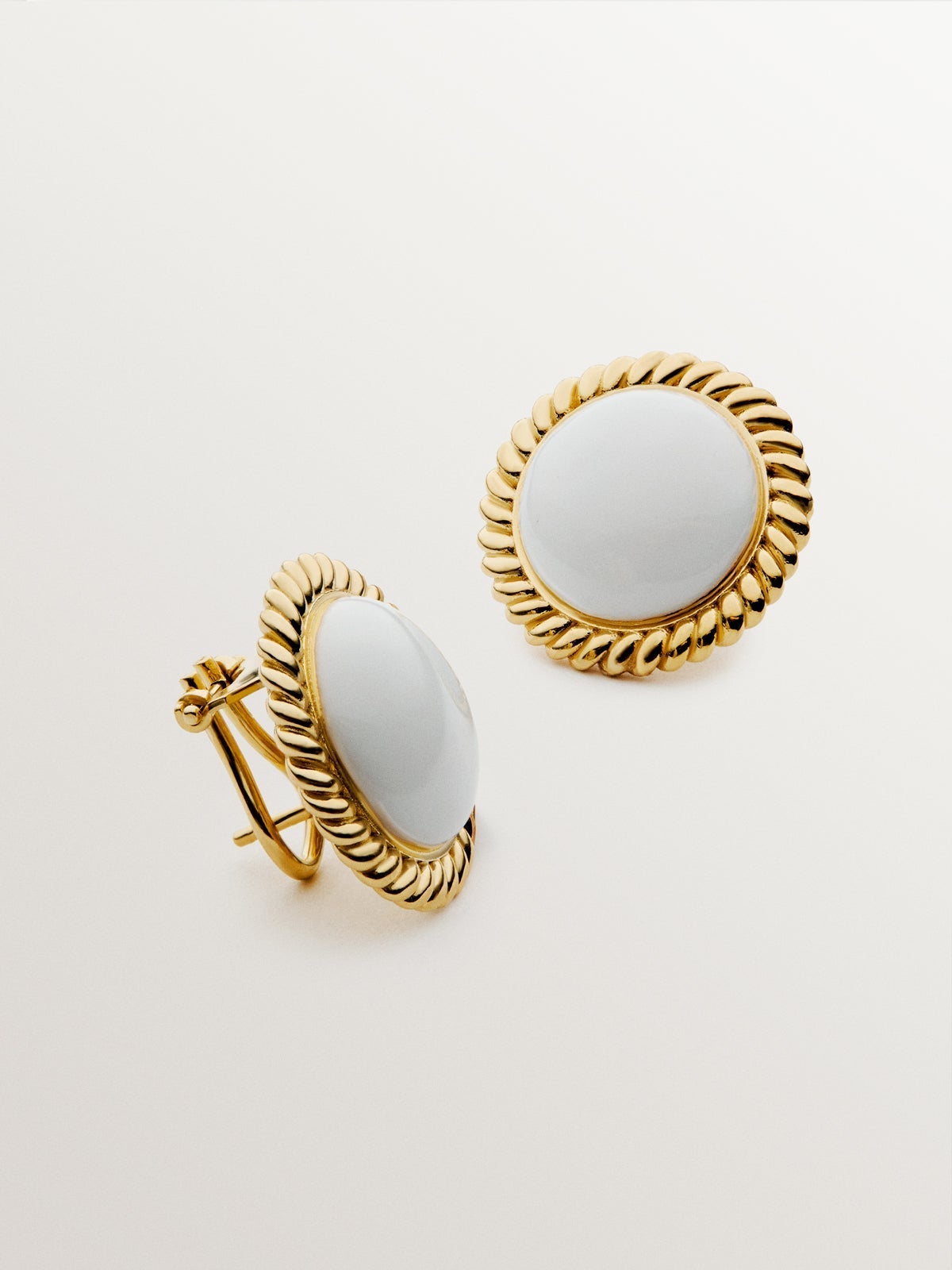 Pendientes de plata 925 bañada en oro amarillo de 18K con esmalte blanco