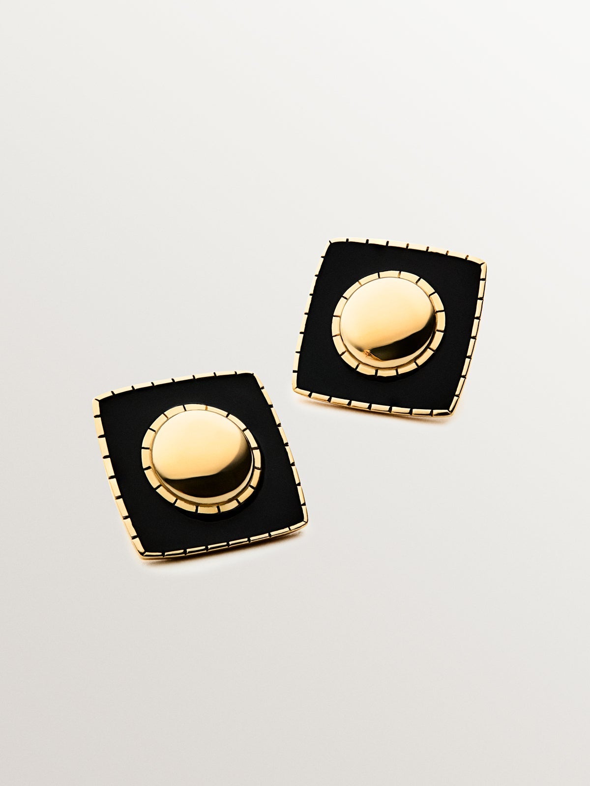 Boucles D'oreilles Puces En émail Noir Sur Plaqué Or 18 Carats - Pour Femme, Neuf Avec étiquettes, Fermoir Clou