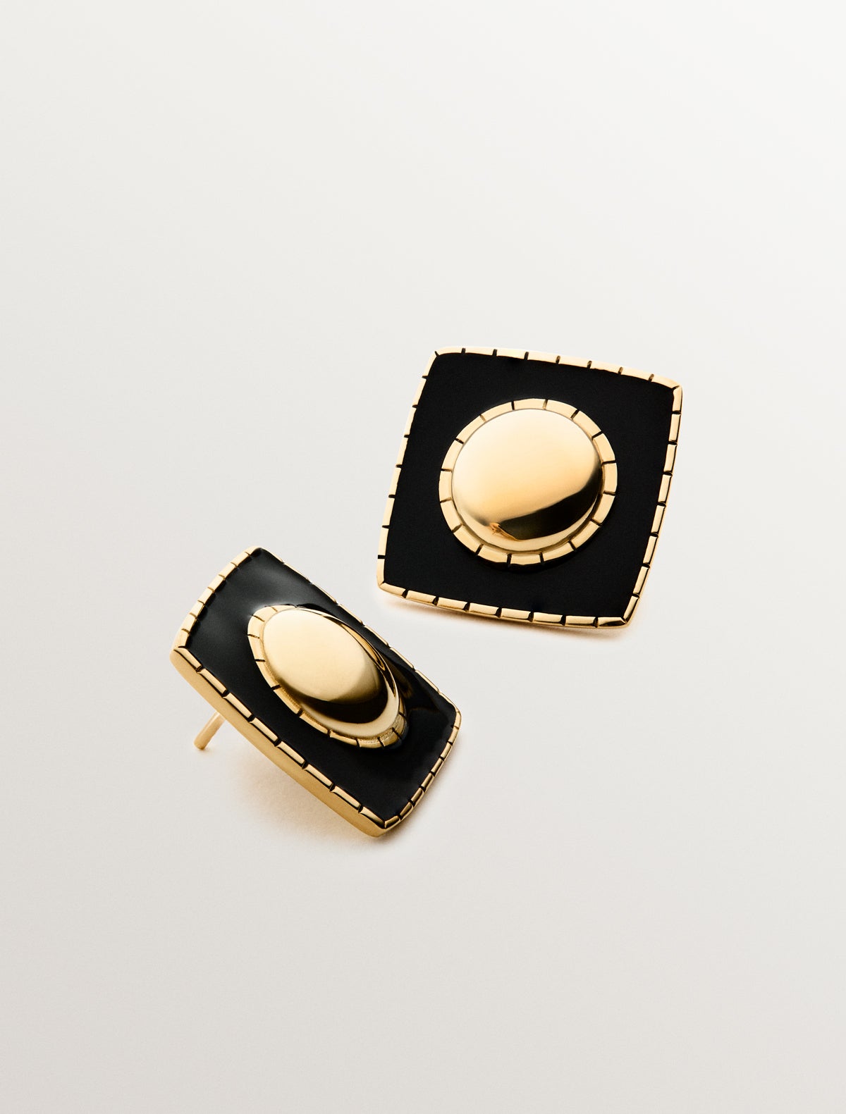 Pendientes de plata 925 bañada en oro amarillo de 18K con forma geométrica y esmalte negro