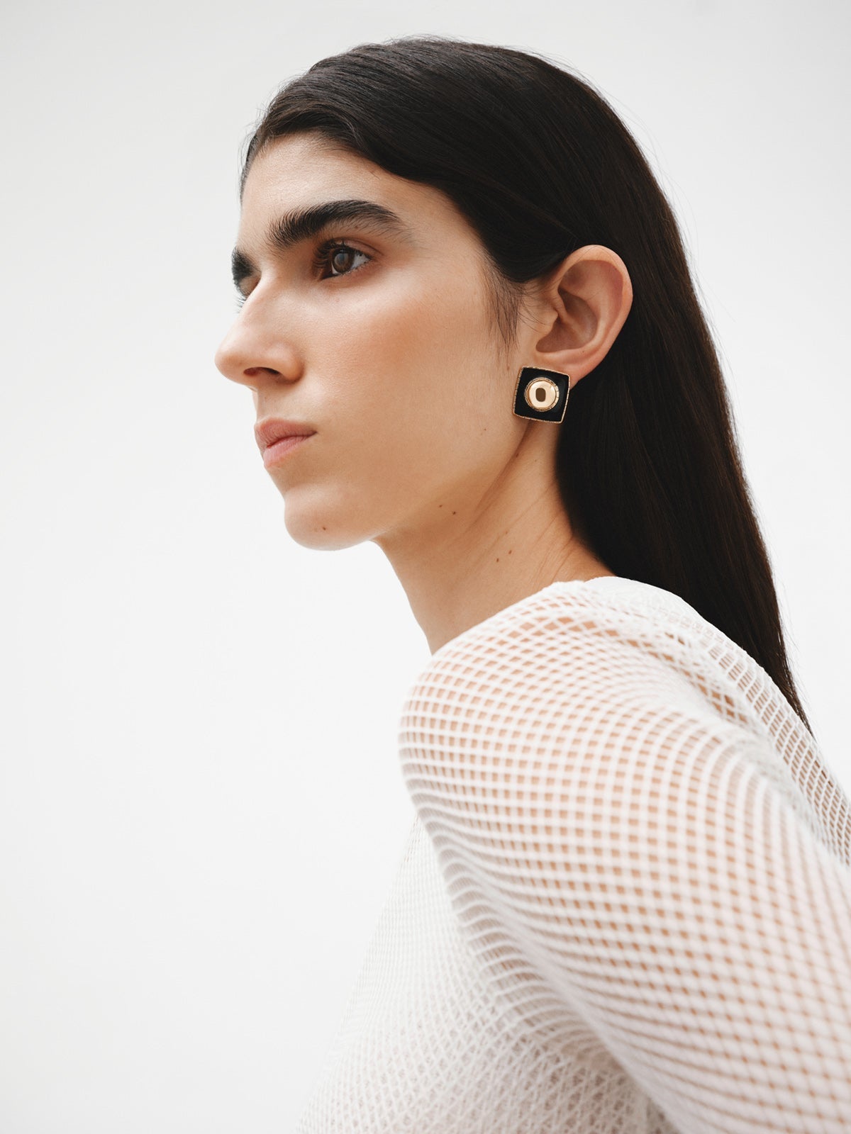 Pendientes de plata 925 bañada en oro amarillo de 18K con forma geométrica y esmalte negro