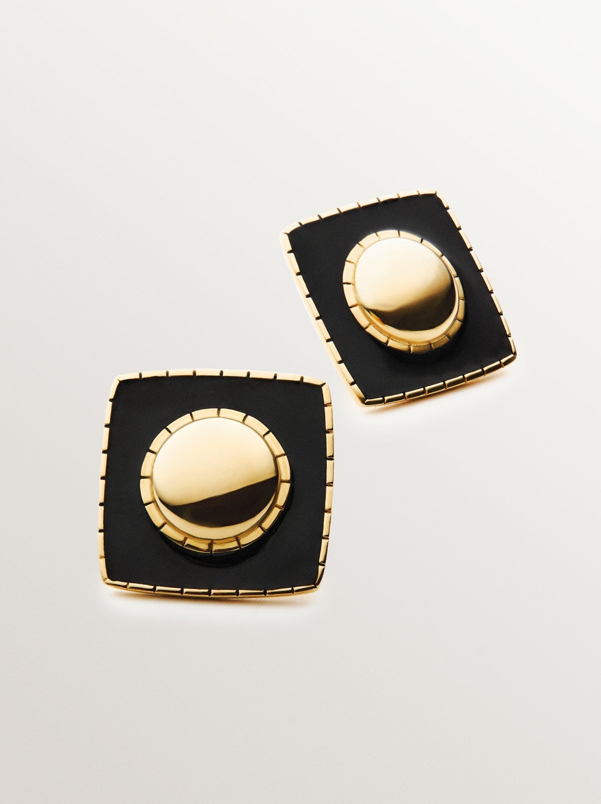 Pendientes de plata 925 bañada en oro amarillo de 18K con forma geométrica y esmalte negro