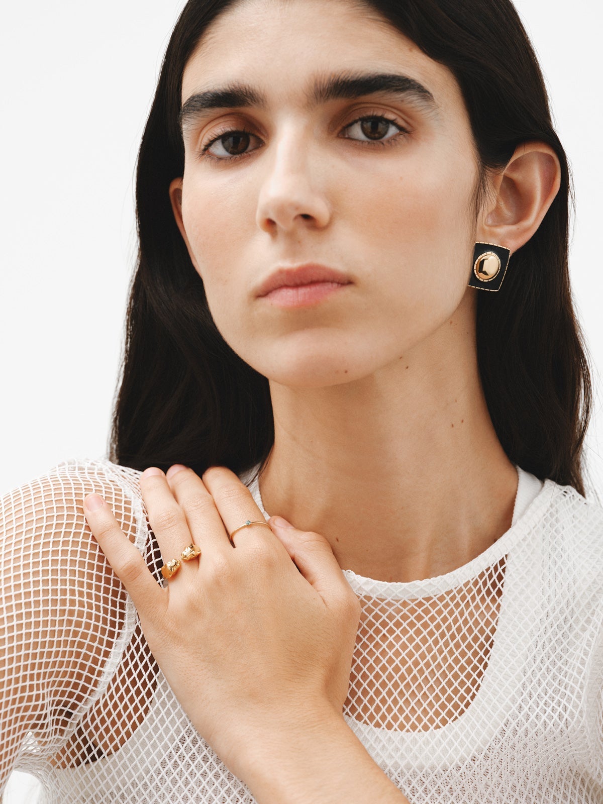 Pendientes de plata 925 bañada en oro amarillo de 18K con forma geométrica y esmalte negro