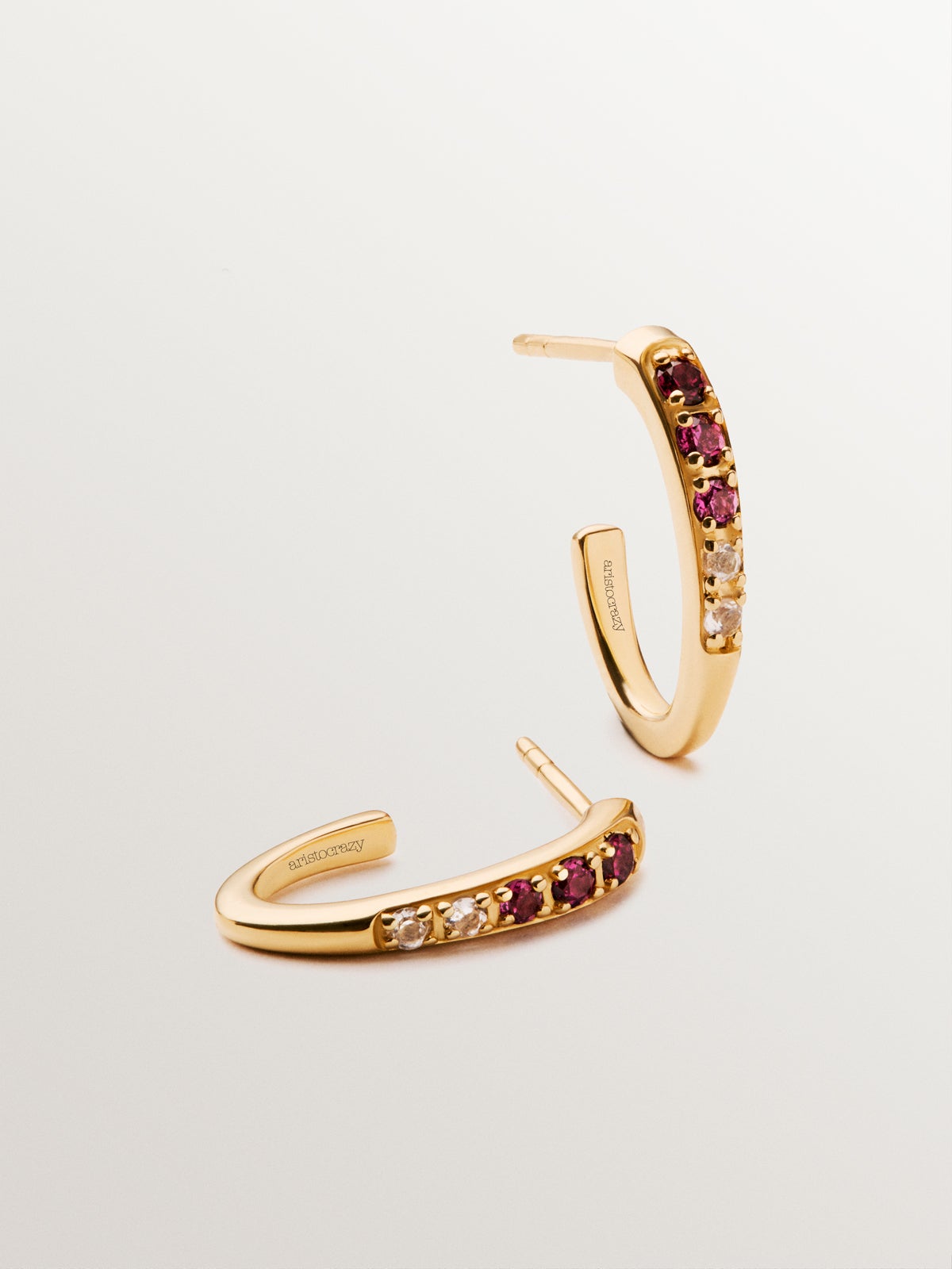 Pendientes de aro de plata 925 bañada en oro amarillo de 18K con rodolitas moradas y topacios blancos