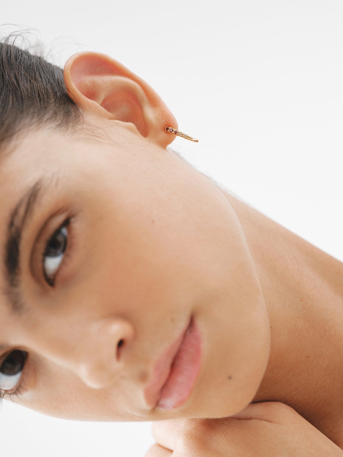 Pendientes de aro de plata 925 bañada en oro amarillo de 18K con rodolitas moradas y topacios blancos