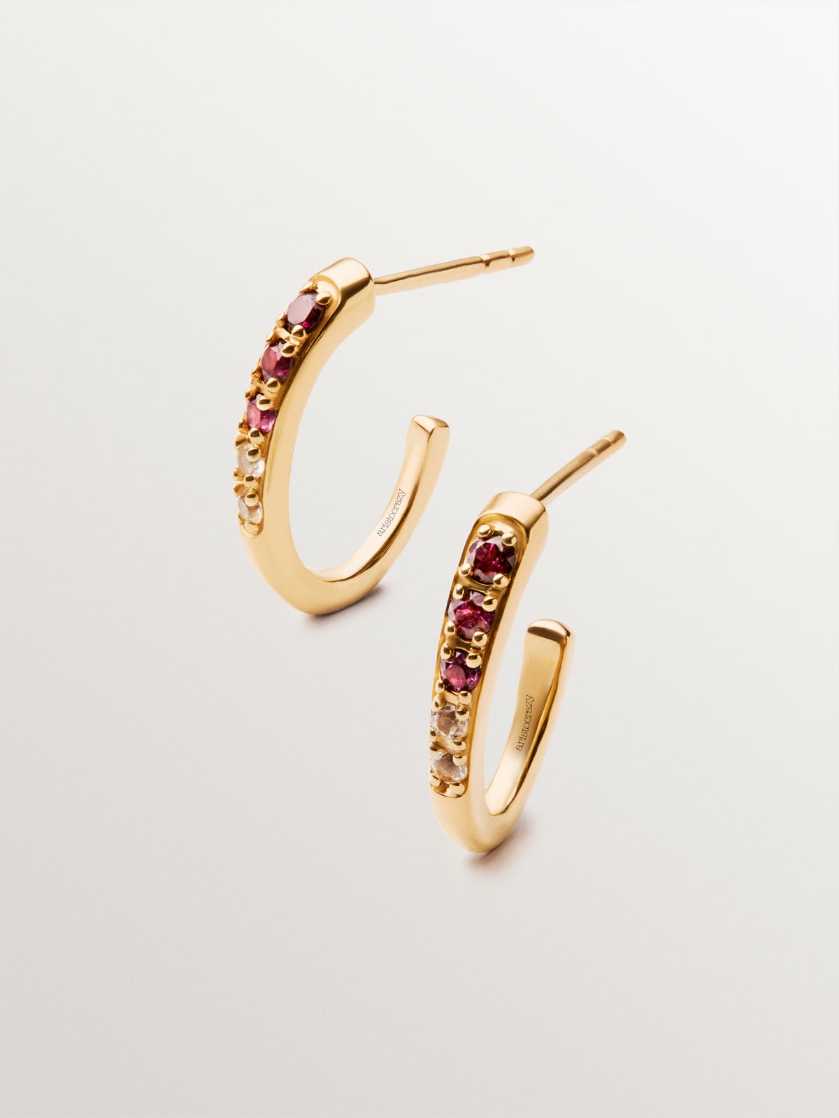 Pendientes de aro de plata 925 bañada en oro amarillo de 18K con rodolitas moradas y topacios blancos