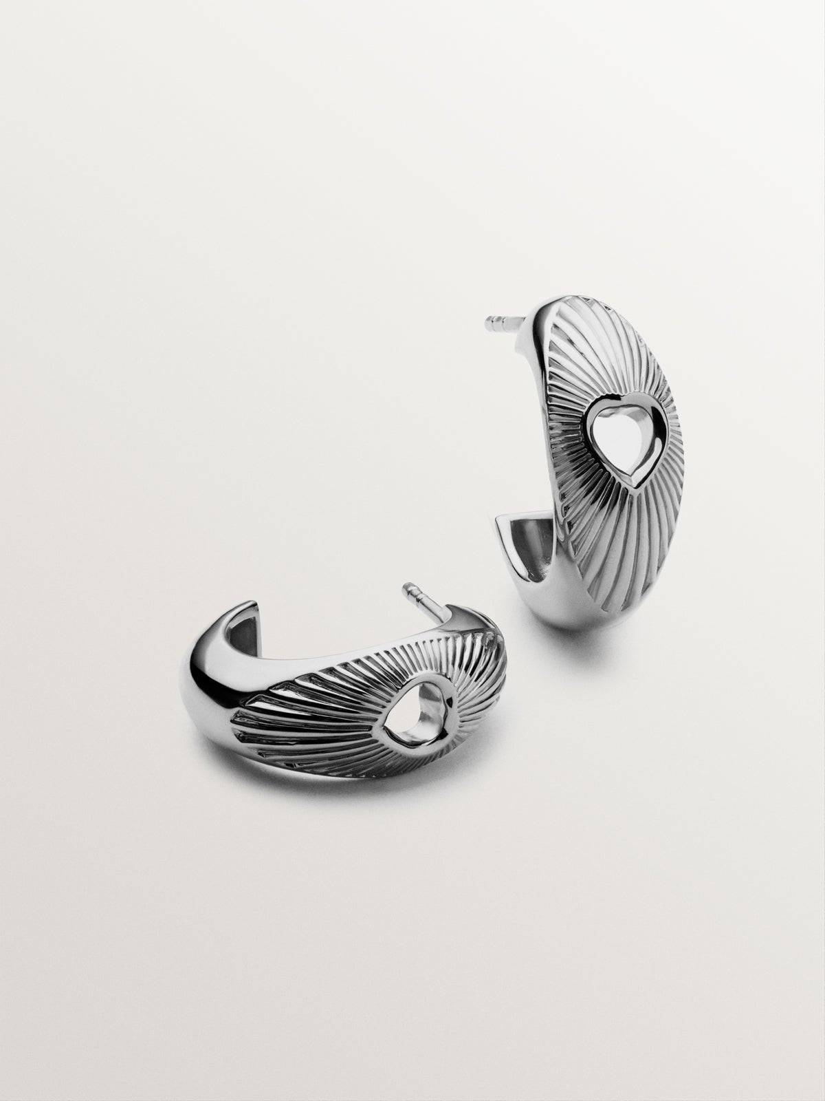 Pendientes de aro de plata 925 con corazón y textura guilloché