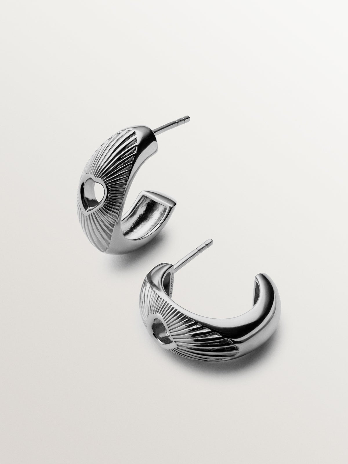Pendientes de aro de plata 925 con corazón y textura guilloché