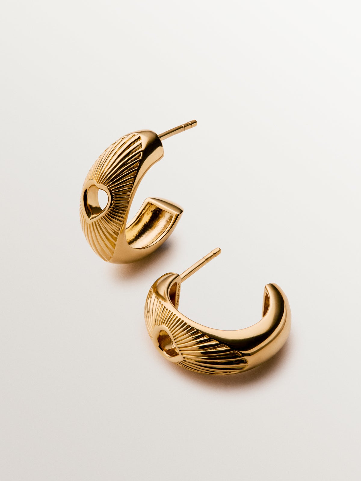Pendientes de aro de plata 925 bañada en oro amarillo de 18K con corazón y textura guilloché
