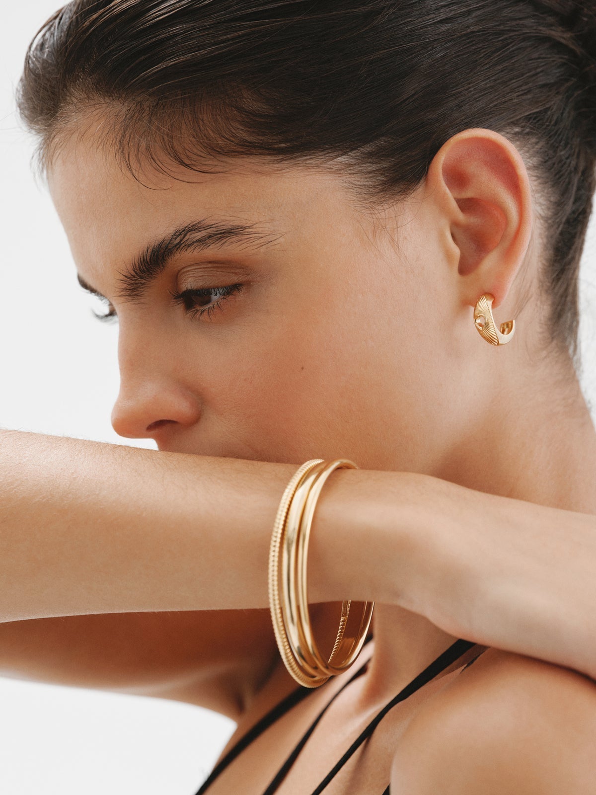 Pendientes de aro de plata 925 bañada en oro amarillo de 18K con corazón y textura guilloché