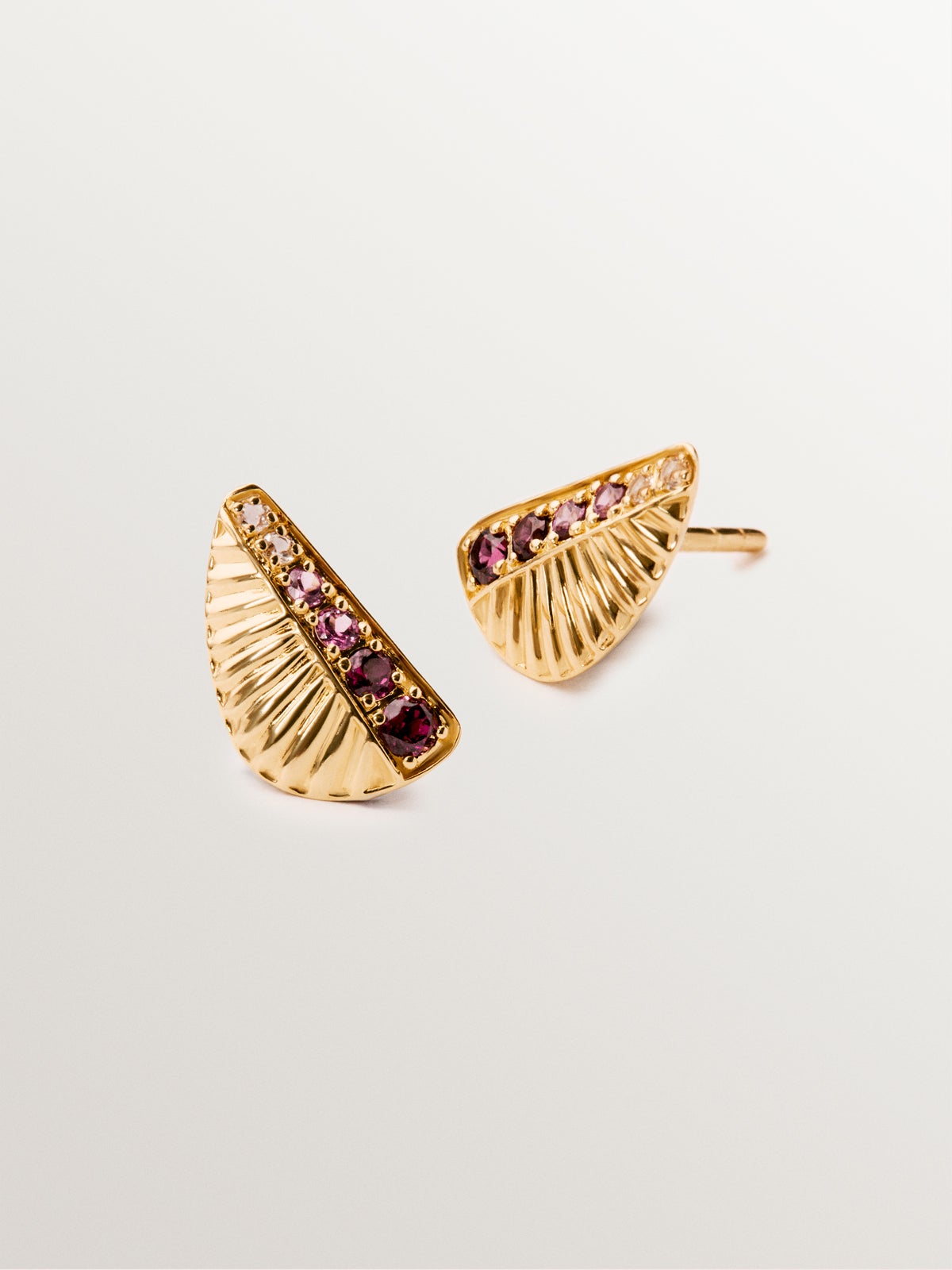 Pendientes de plata 925 bañada en oro amarillo de 18K con rodolitas moradas y textura guilloché