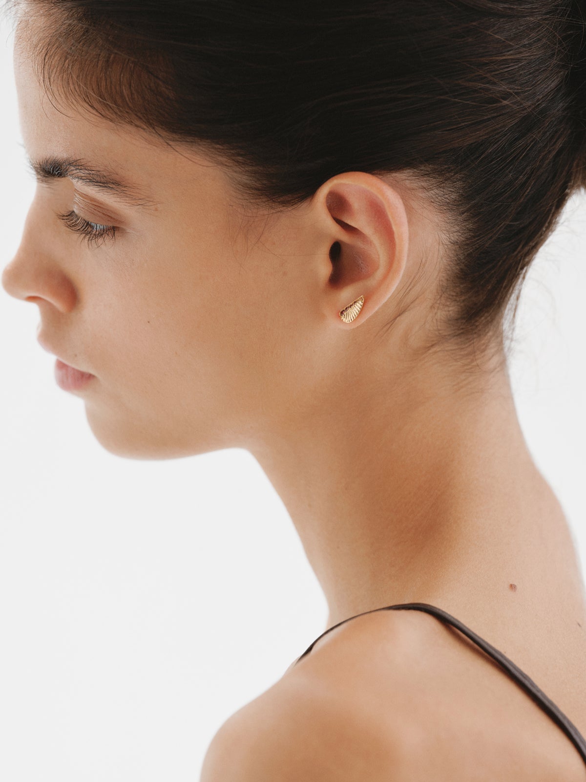 Pendientes de plata 925 bañada en oro amarillo de 18K con rodolitas moradas y textura guilloché