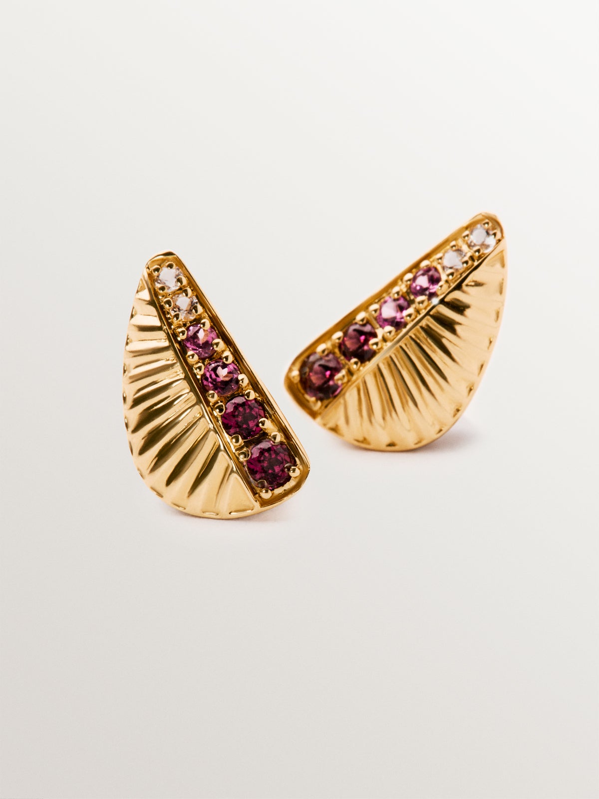 Pendientes de plata 925 bañada en oro amarillo de 18K con rodolitas moradas y textura guilloché