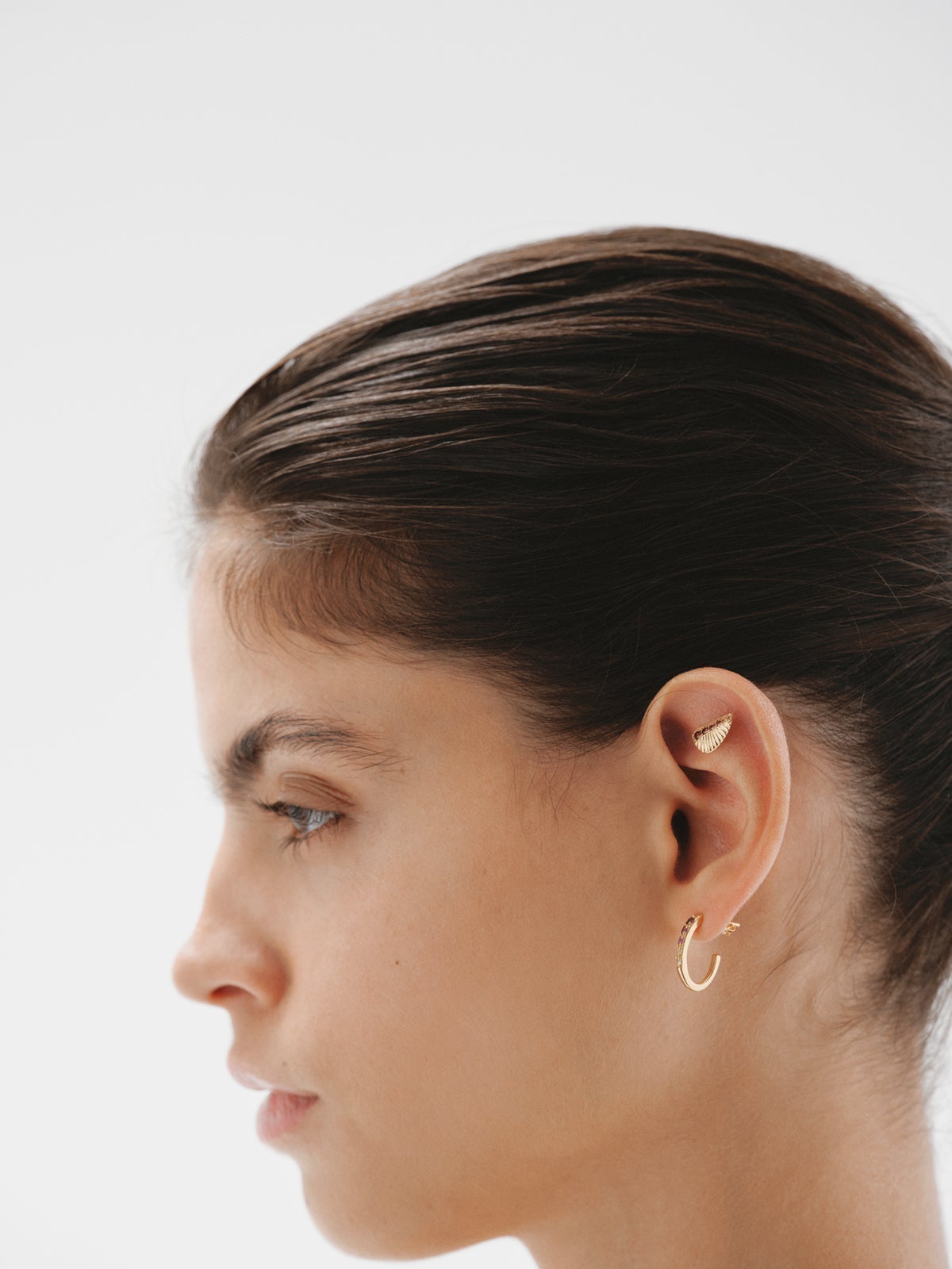 Pendientes de plata 925 bañada en oro amarillo de 18K con rodolitas moradas y textura guilloché