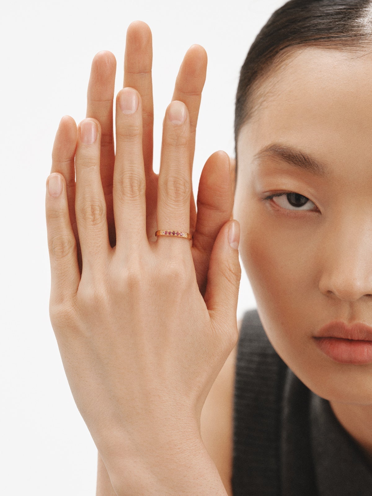 Anillo de plata 925 bañada en oro amarillo de 18K con rodolitas moradas y topacios blancos