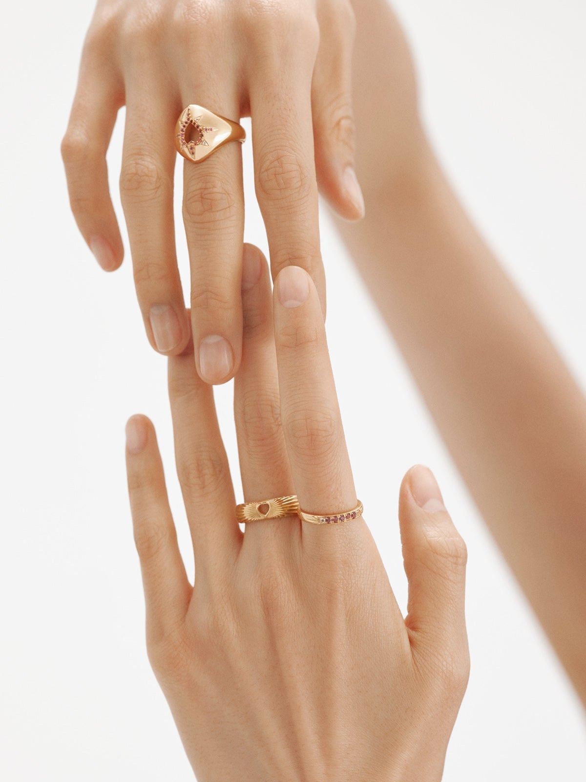 Anillo de plata 925 bañada en oro amarillo de 18K con rodolitas moradas y topacios blancos