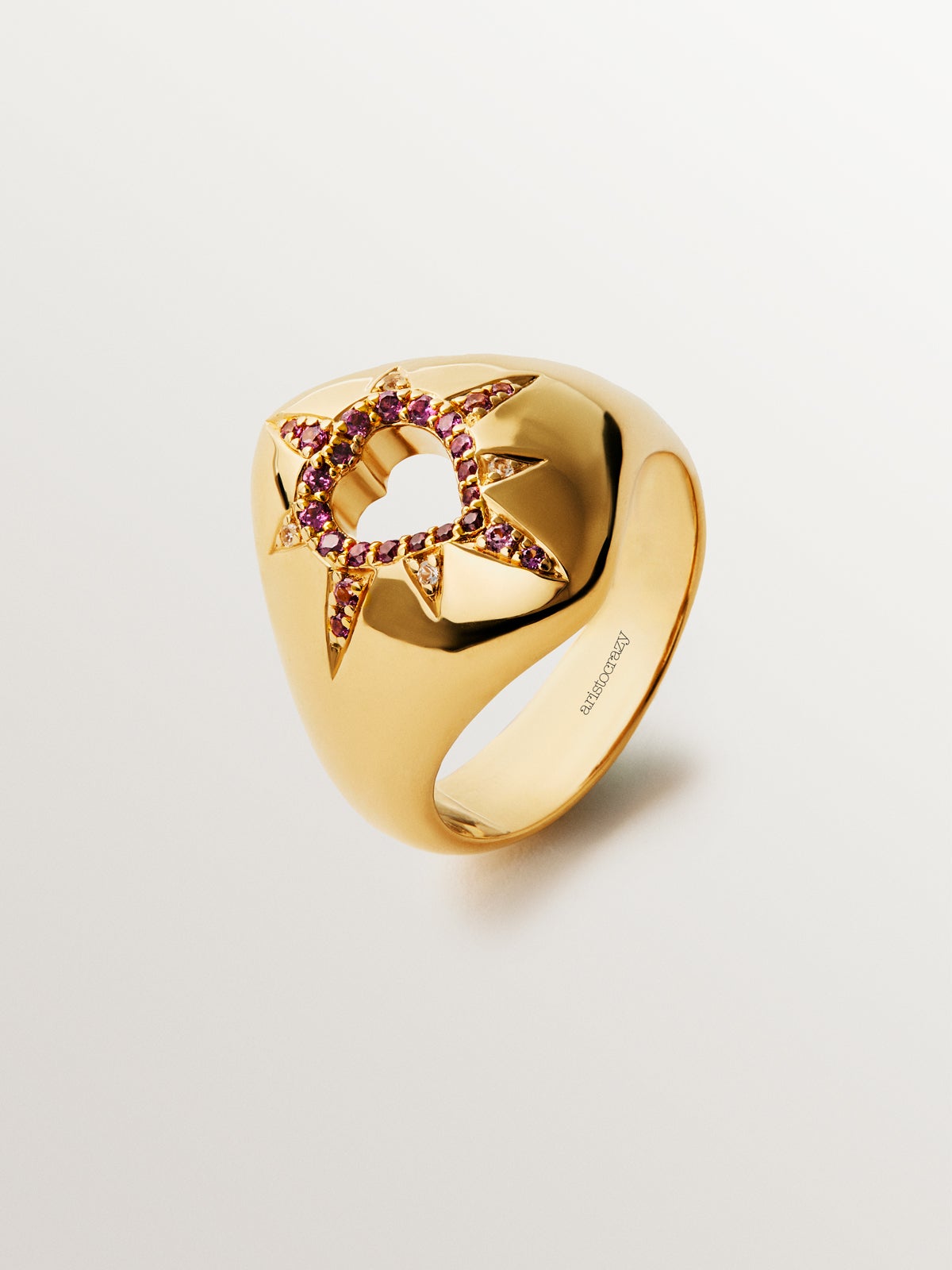 Anillo de plata 925 bañada en oro amarillo de 18K con rodolitas moradas, topacios blancos y en forma de corazón