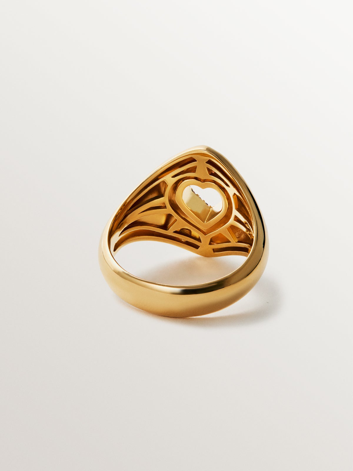 Anillo de plata 925 bañada en oro amarillo de 18K con rodolitas moradas, topacios blancos y en forma de corazón