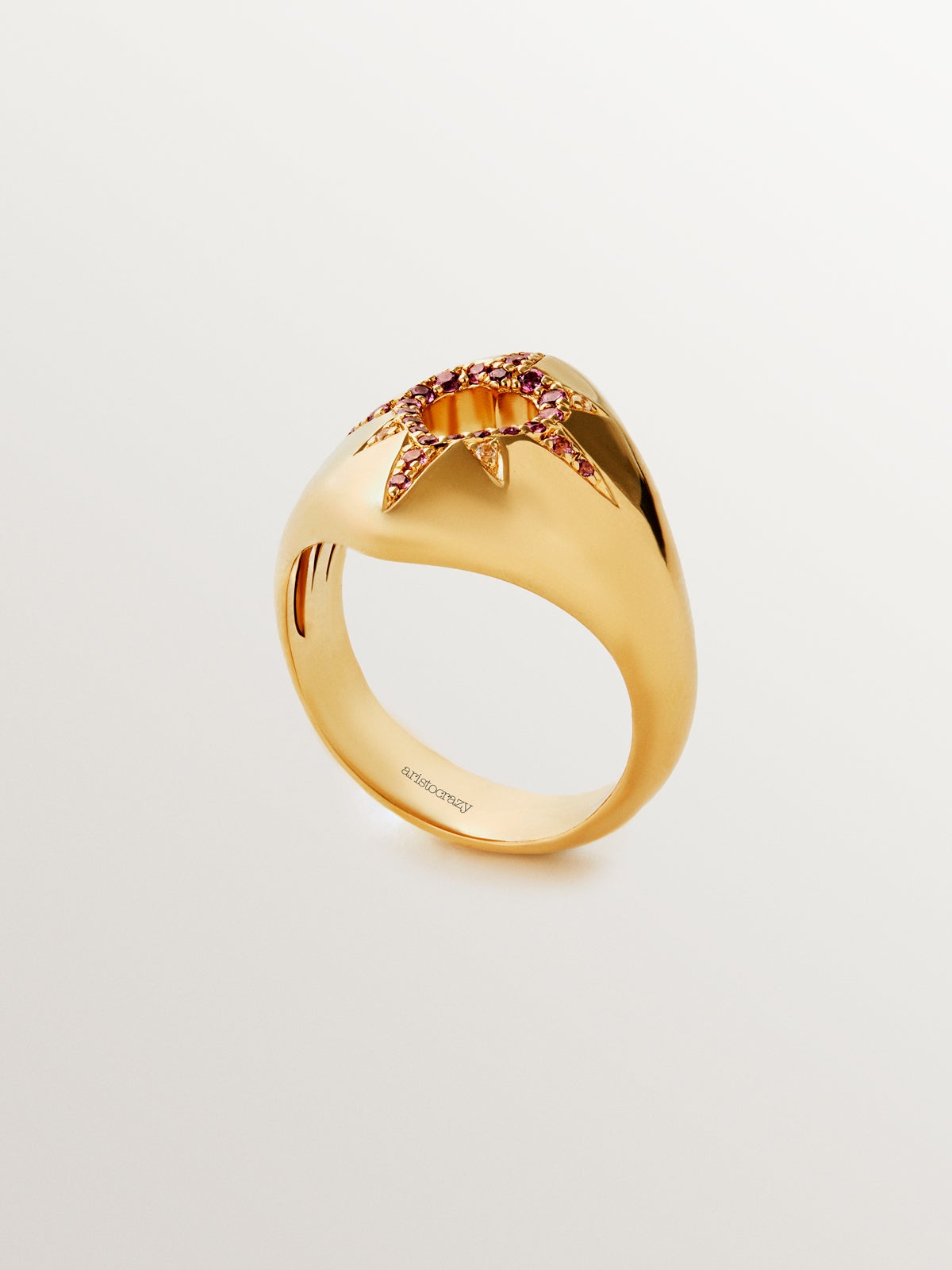 Anillo de plata 925 bañada en oro amarillo de 18K con rodolitas moradas, topacios blancos y en forma de corazón