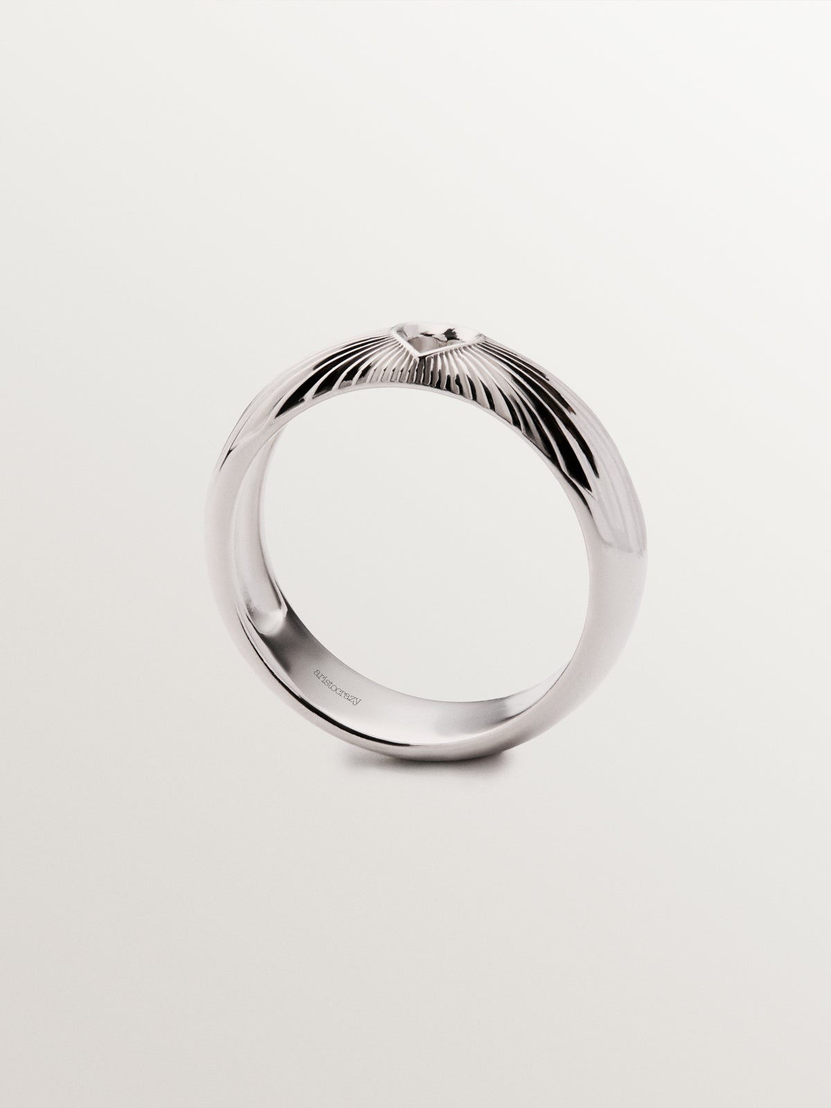 Anillo de plata 925 con corazón y textura guilloché