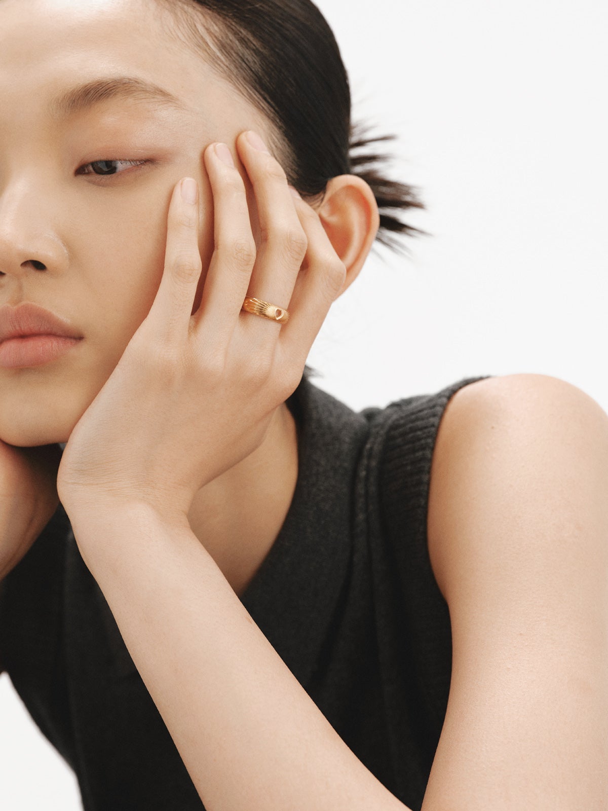 Anillo de plata 925 bañada en oro amarillo de 18K con corazón y textura guilloché