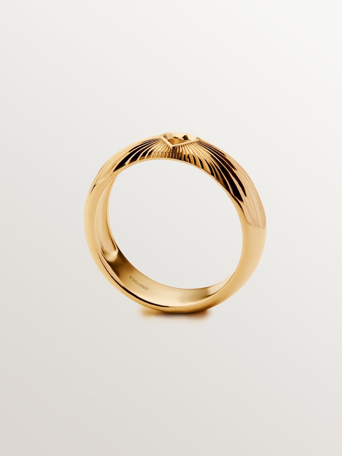 Anillo de plata 925 bañada en oro amarillo de 18K con corazón y textura guilloché