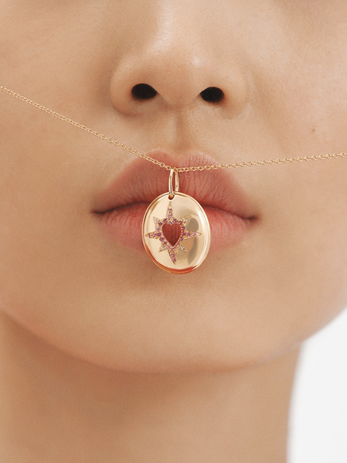 Charm de plata 925 bañada en oro amarillo de 18K con rodolitas moradas, topacios blancos y en forma de corazón.