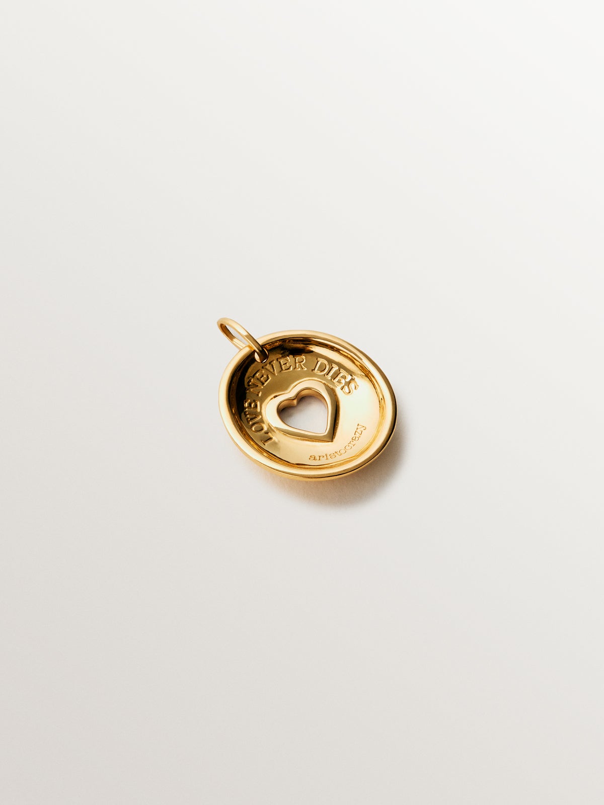 Charm de plata 925 bañada en oro amarillo de 18K con rodolitas moradas, topacios blancos y en forma de corazón.