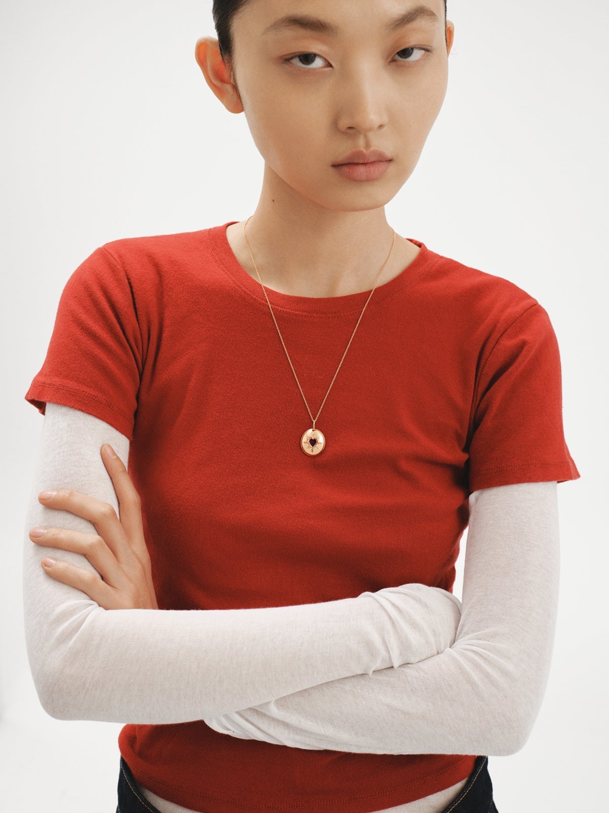 Charm de plata 925 bañada en oro amarillo de 18K con rodolitas moradas, topacios blancos y en forma de corazón.