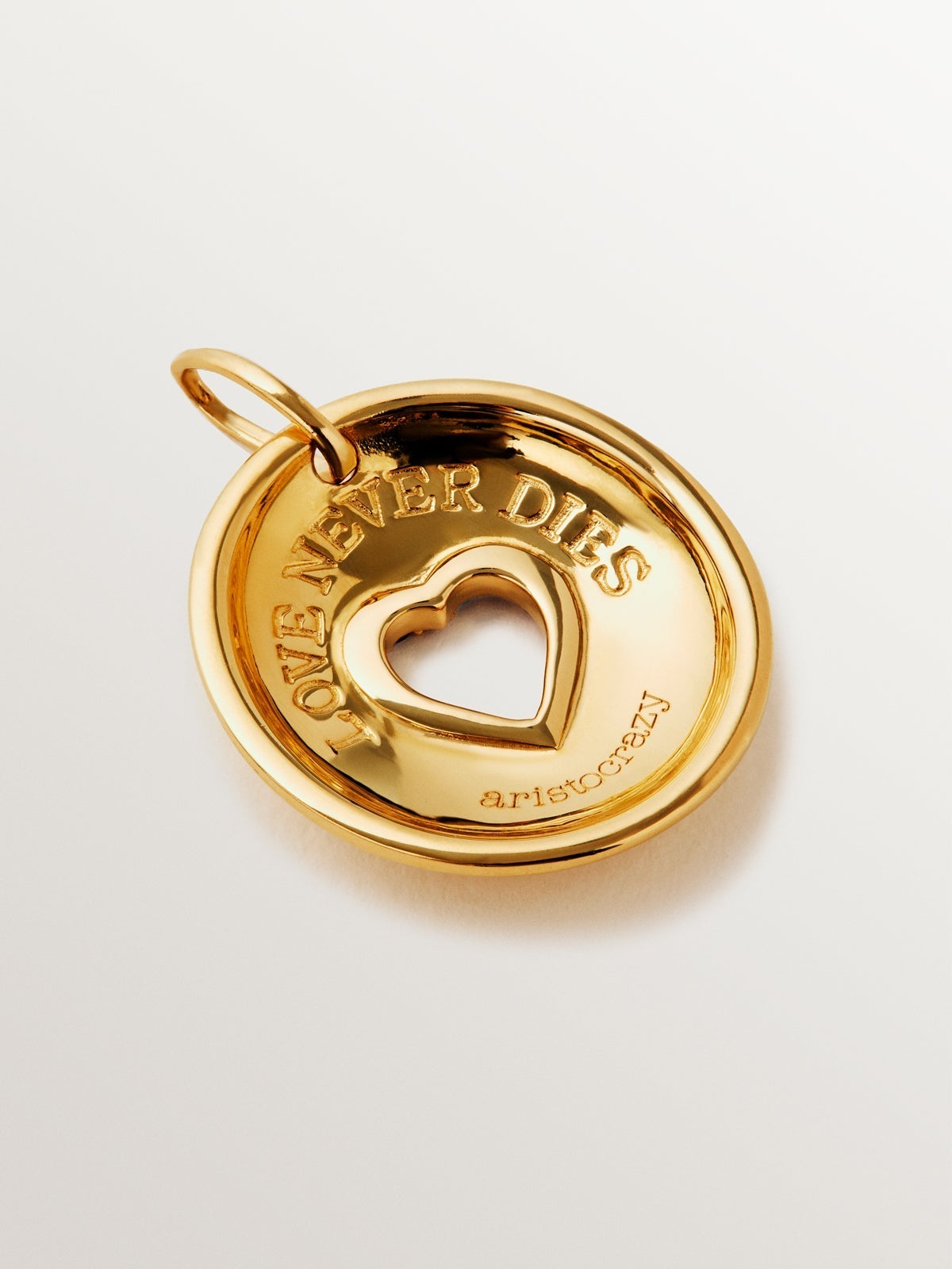 Charm de plata 925 bañada en oro amarillo de 18K con rodolitas moradas, topacios blancos y en forma de corazón.