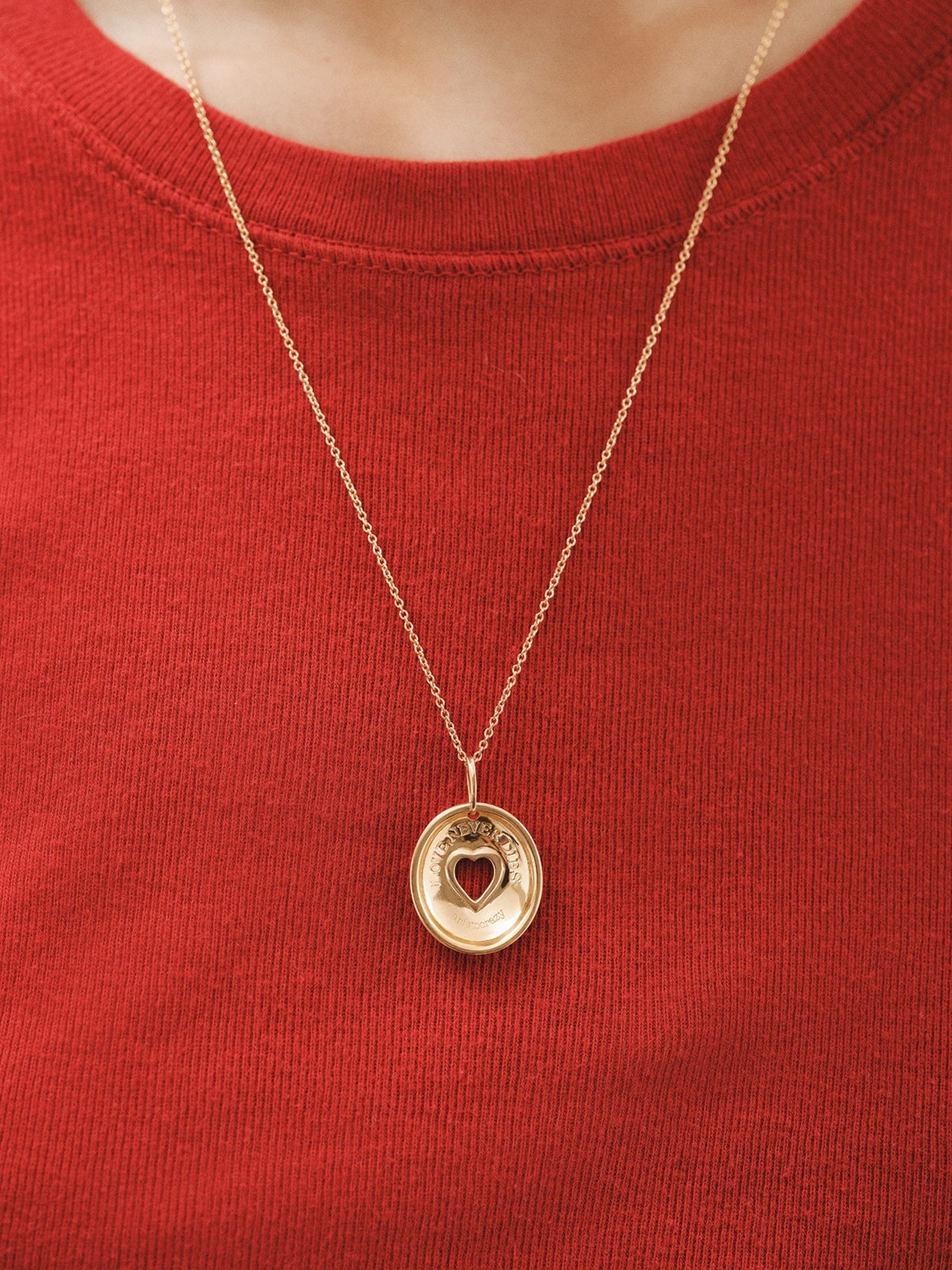 Charm de plata 925 bañada en oro amarillo de 18K con rodolitas moradas, topacios blancos y en forma de corazón.