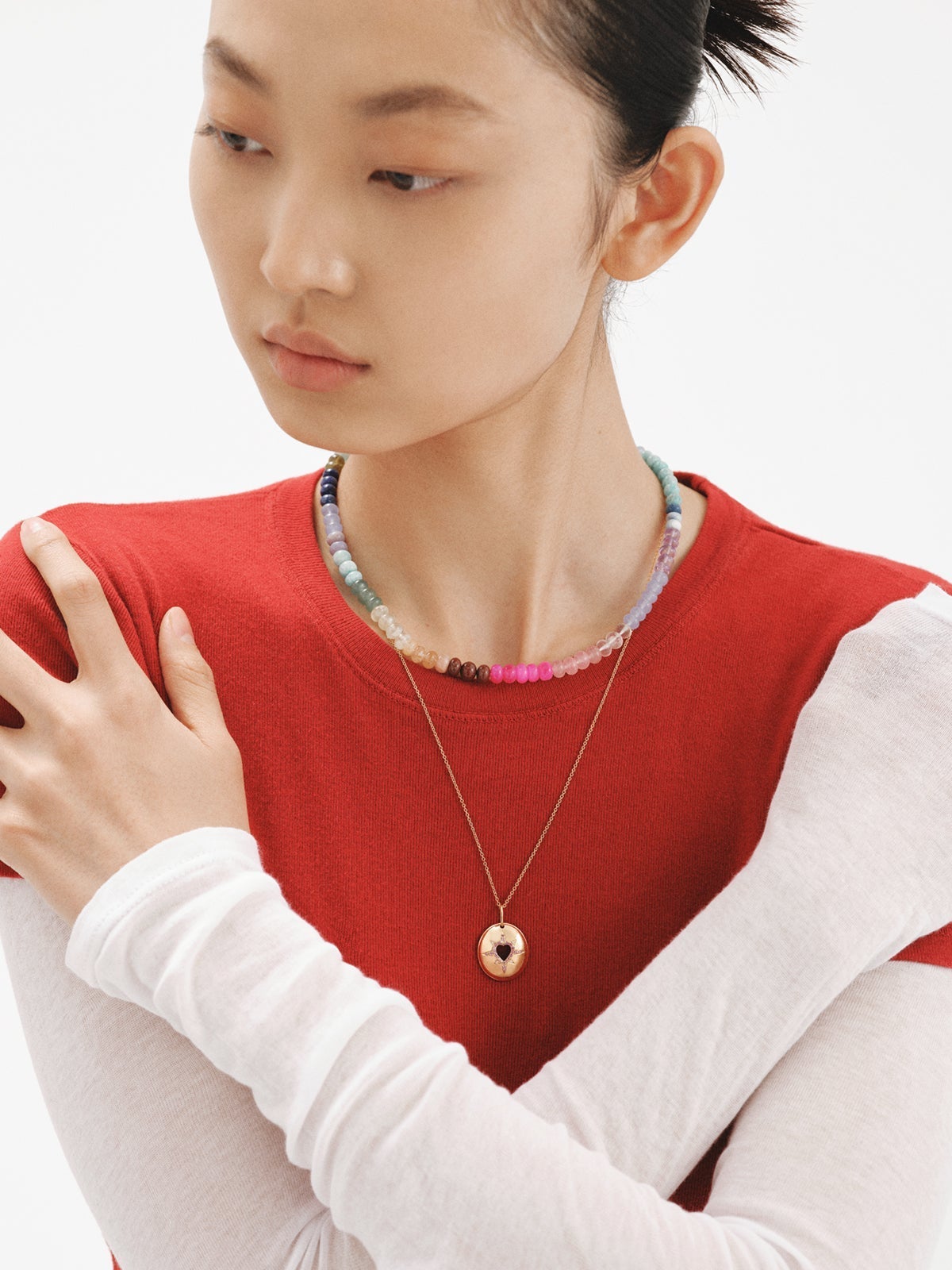 Charm de plata 925 bañada en oro amarillo de 18K con rodolitas moradas, topacios blancos y en forma de corazón.