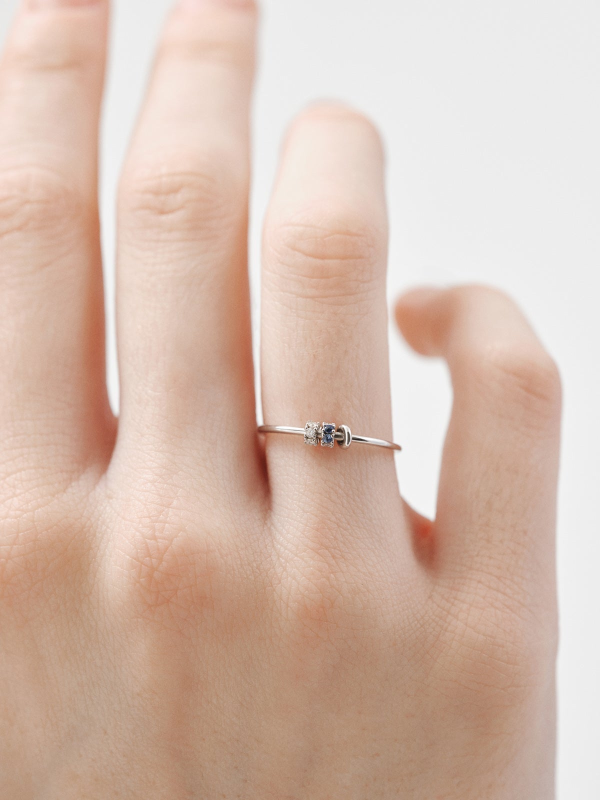 Anillo de oro blanco de 9K con zafiros azules y diamantes