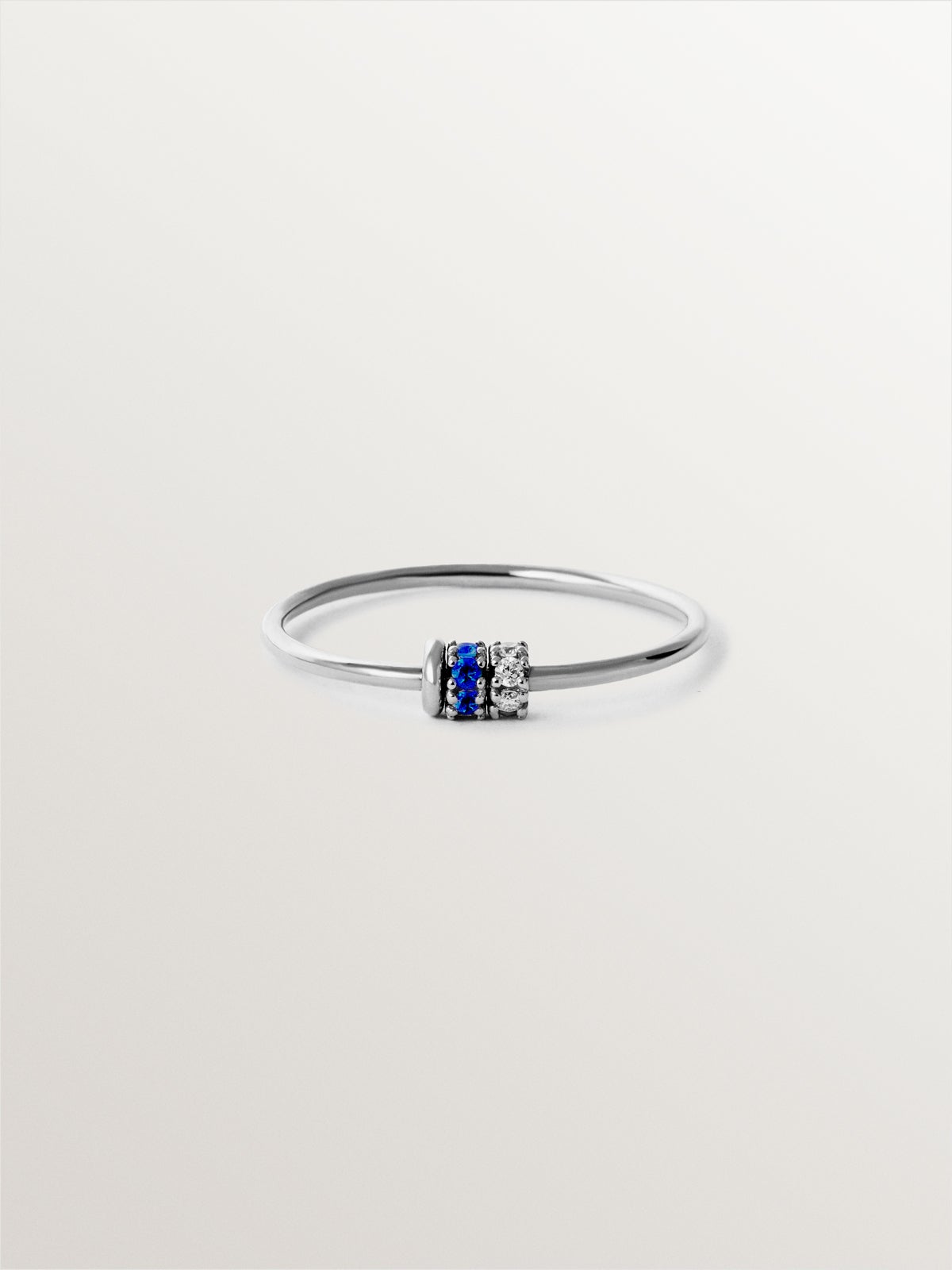 Anillo de oro blanco de 9K con zafiros azules y diamantes