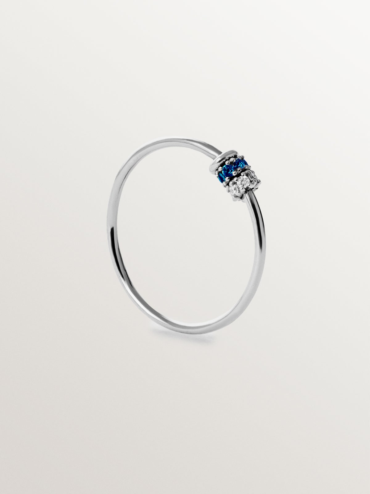 Anillo de oro blanco de 9K con zafiros azules y diamantes