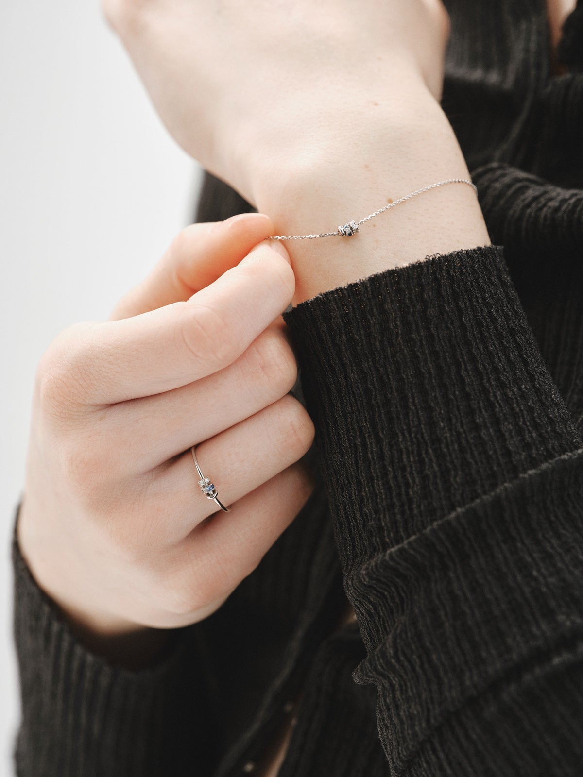 Anillo de oro blanco de 9K con zafiros azules y diamantes