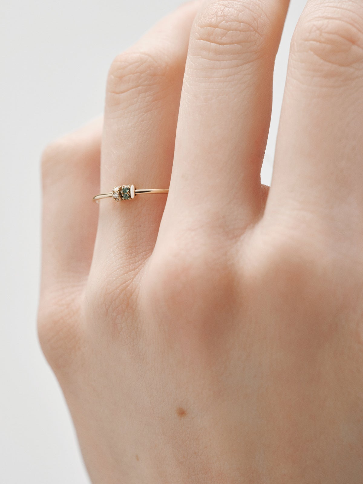 Anillo de oro amarillo de 9K con esmeraldas y diamantes