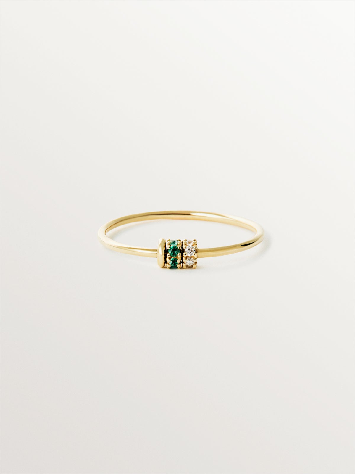 Anillo de oro amarillo de 9K con esmeraldas y diamantes