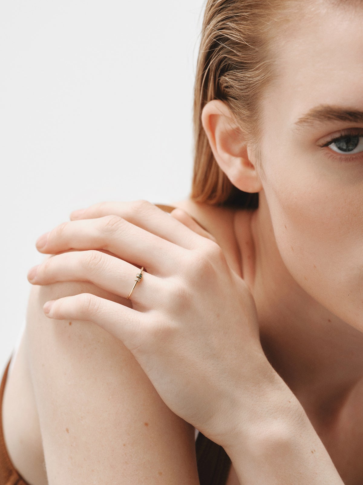 Anillo de oro amarillo de 9K con esmeraldas y diamantes