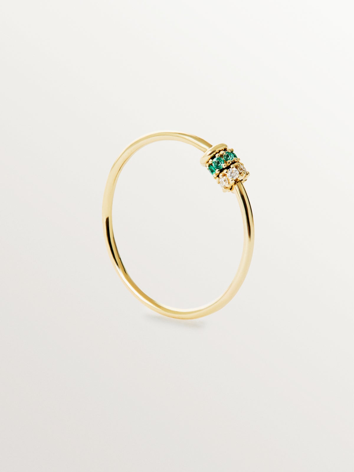 Anillo de oro amarillo de 9K con esmeraldas y diamantes