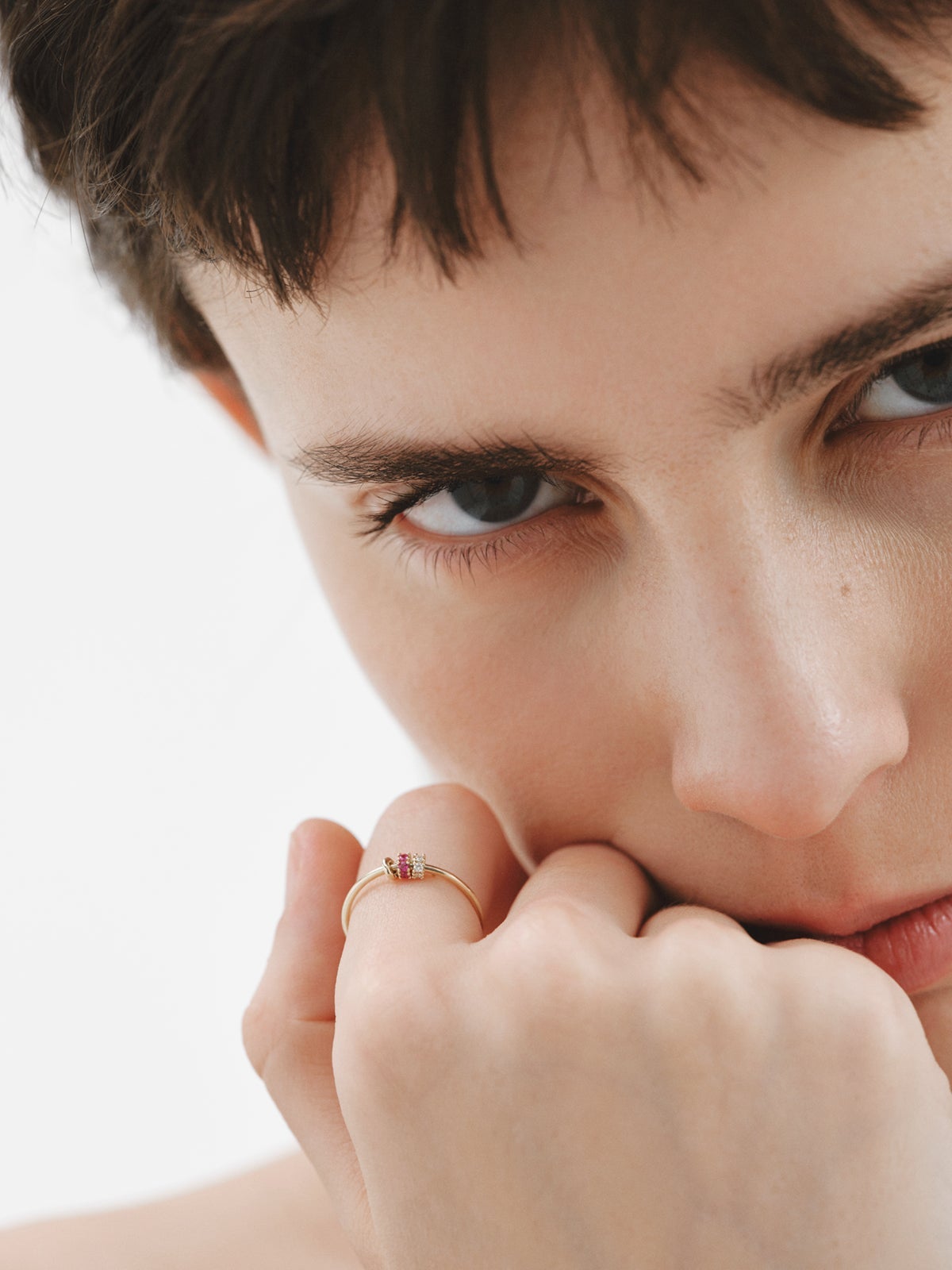 Anillo de oro amarillo de 9K con rubís y diamantes