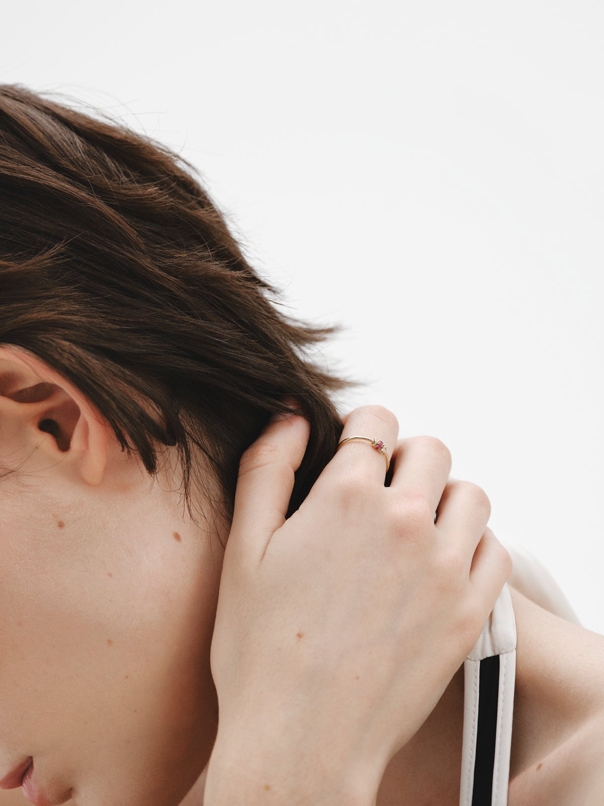 Anillo de oro amarillo de 9K con rubís y diamantes