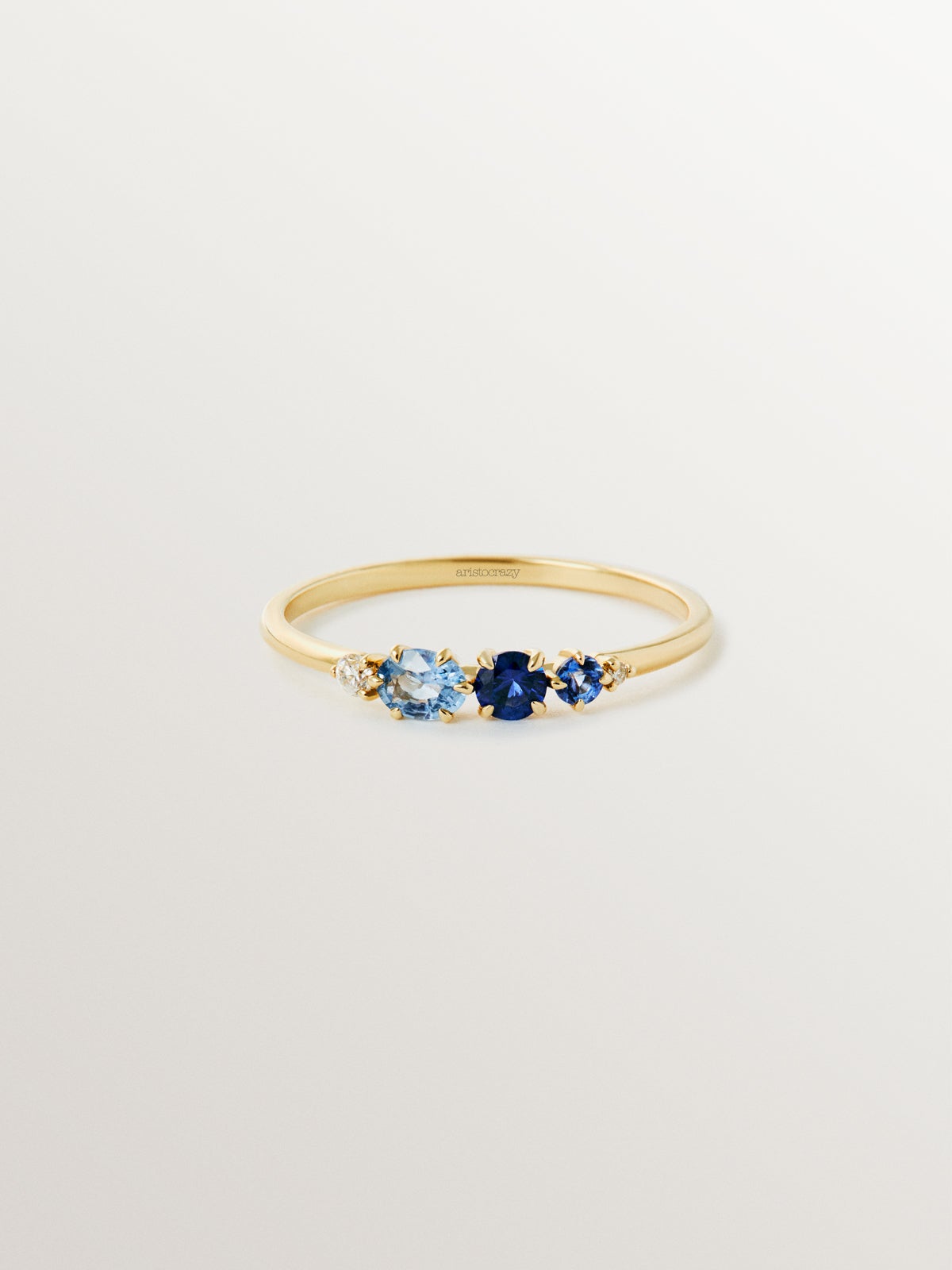 Anillo de oro amarillo de 9K con zafiros azules y diamantes
