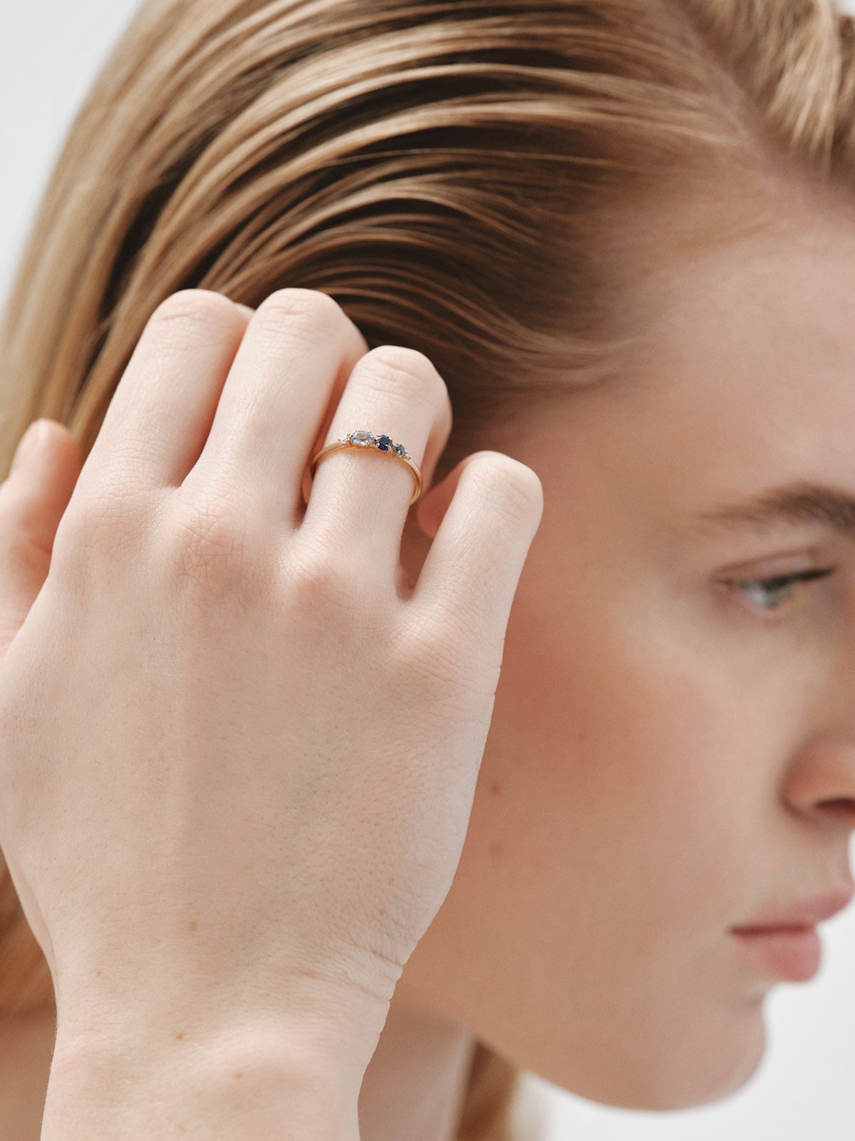 Anillo de oro amarillo de 9K con zafiros azules y diamantes