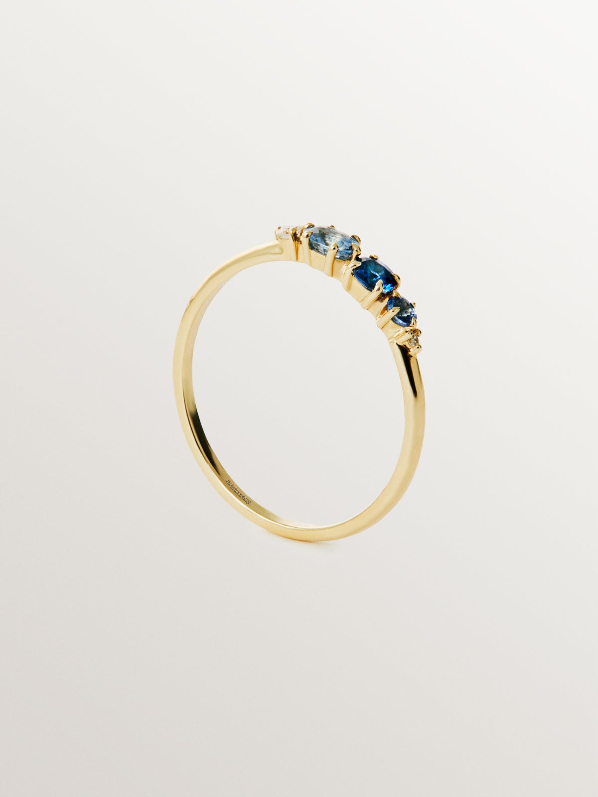 Anillo de oro amarillo de 9K con zafiros azules y diamantes