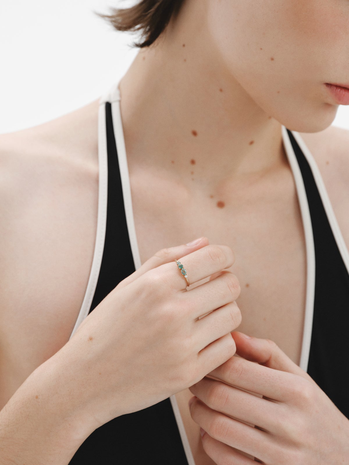 Anillo de oro amarillo de 9K con esmeraldas y diamantes