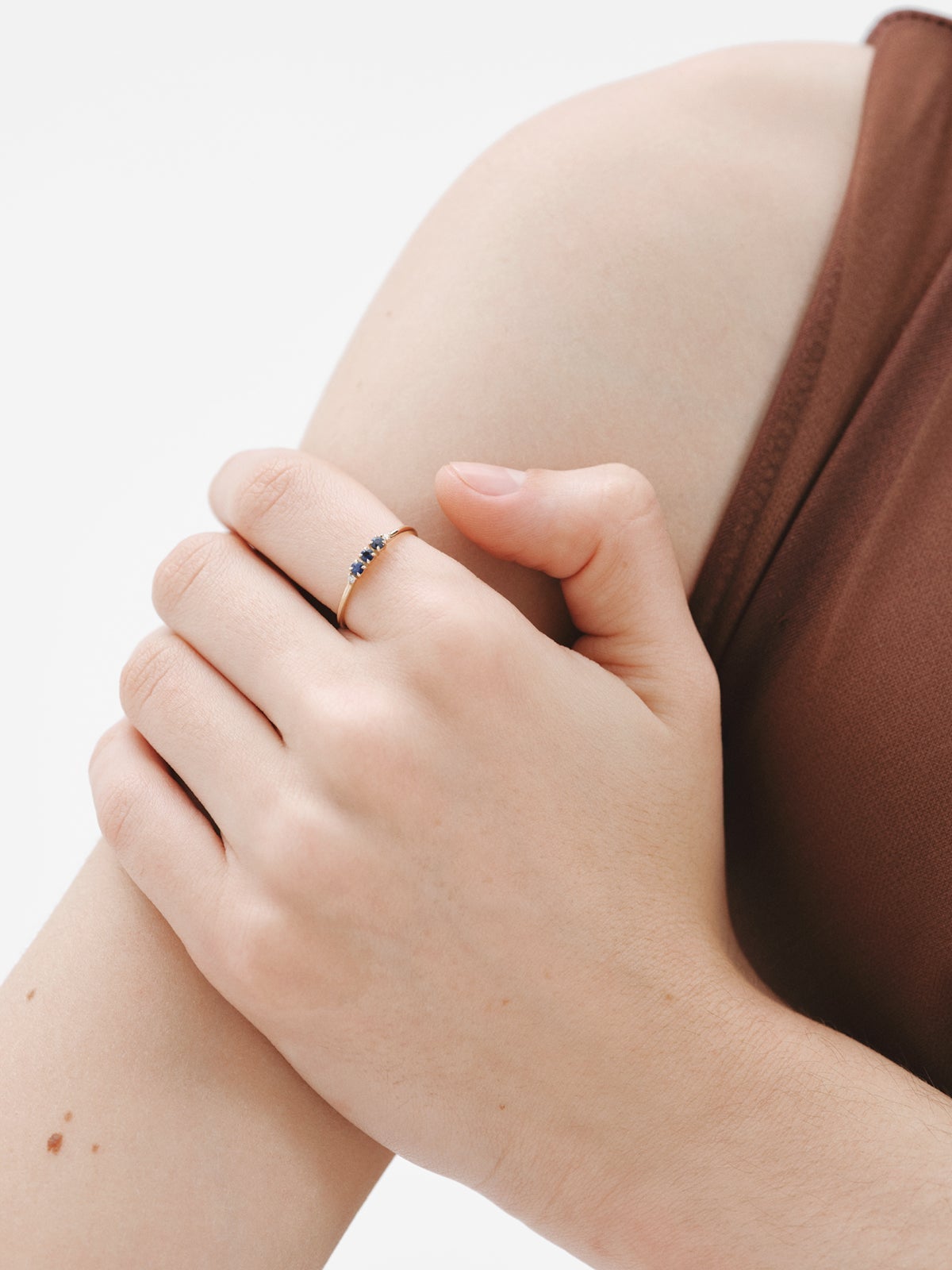 Anillo de oro amarillo de 9K con zafiros y diamantes