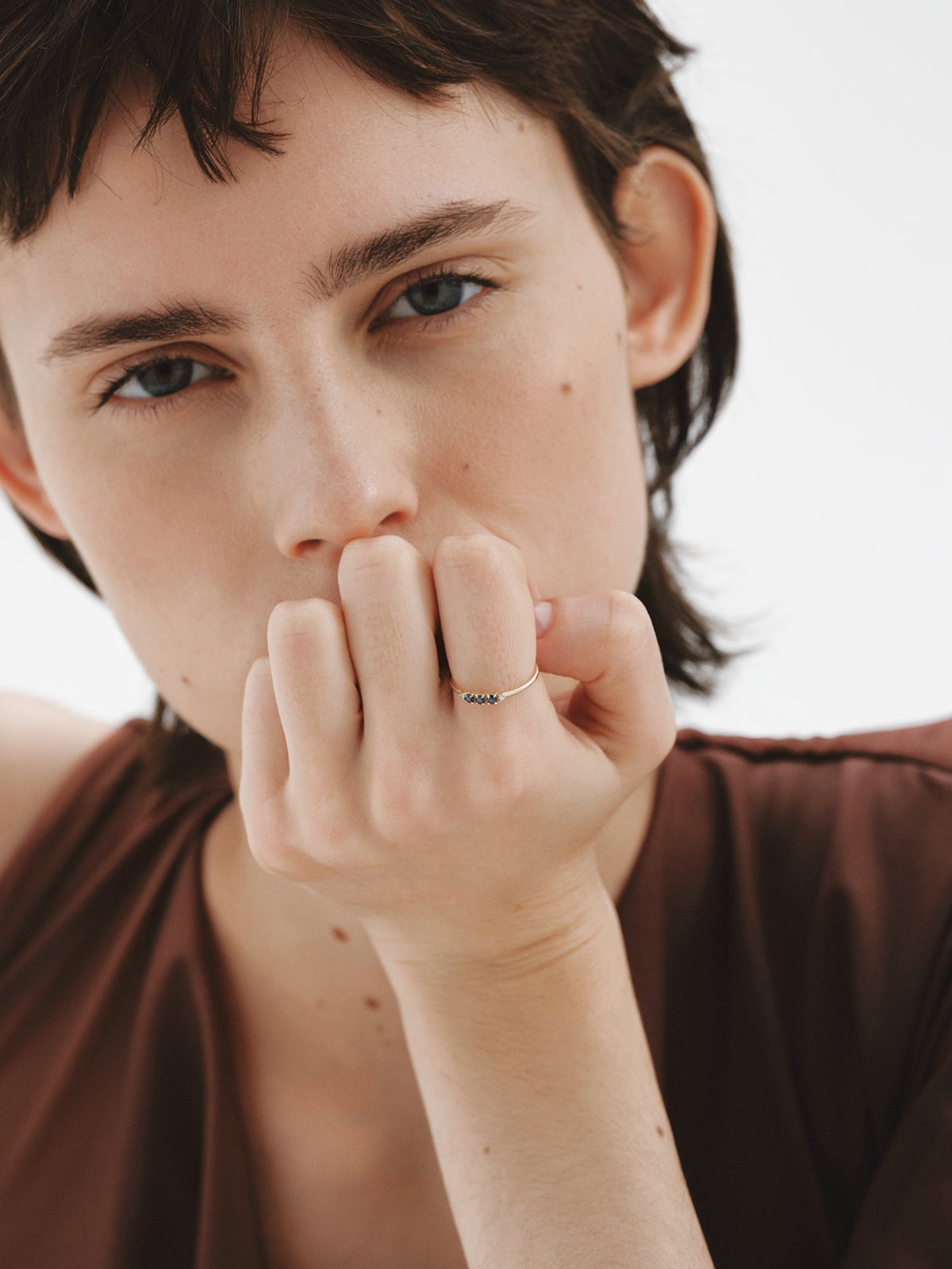 Anillo de oro amarillo de 9K con zafiros y diamantes