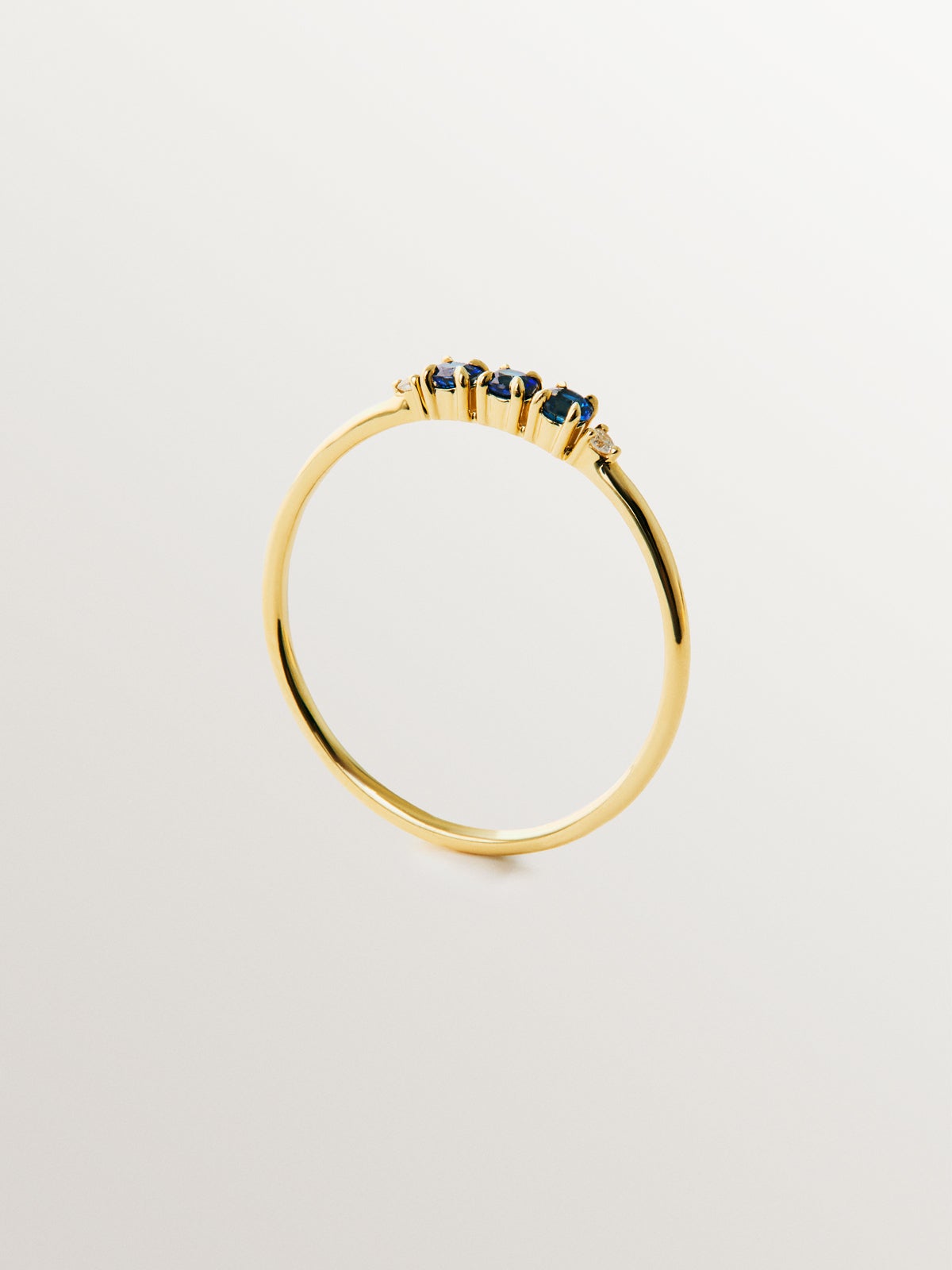 Anillo de oro amarillo de 9K con zafiros y diamantes